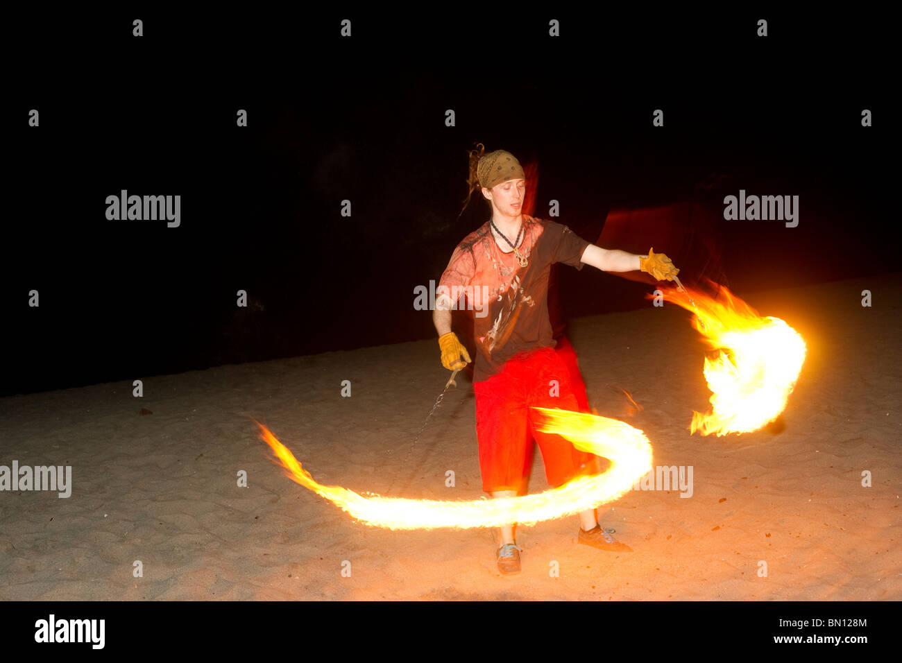 Les spectacles de danse de feu sur Golden Jardins Plage à Seattle Washington Banque D'Images