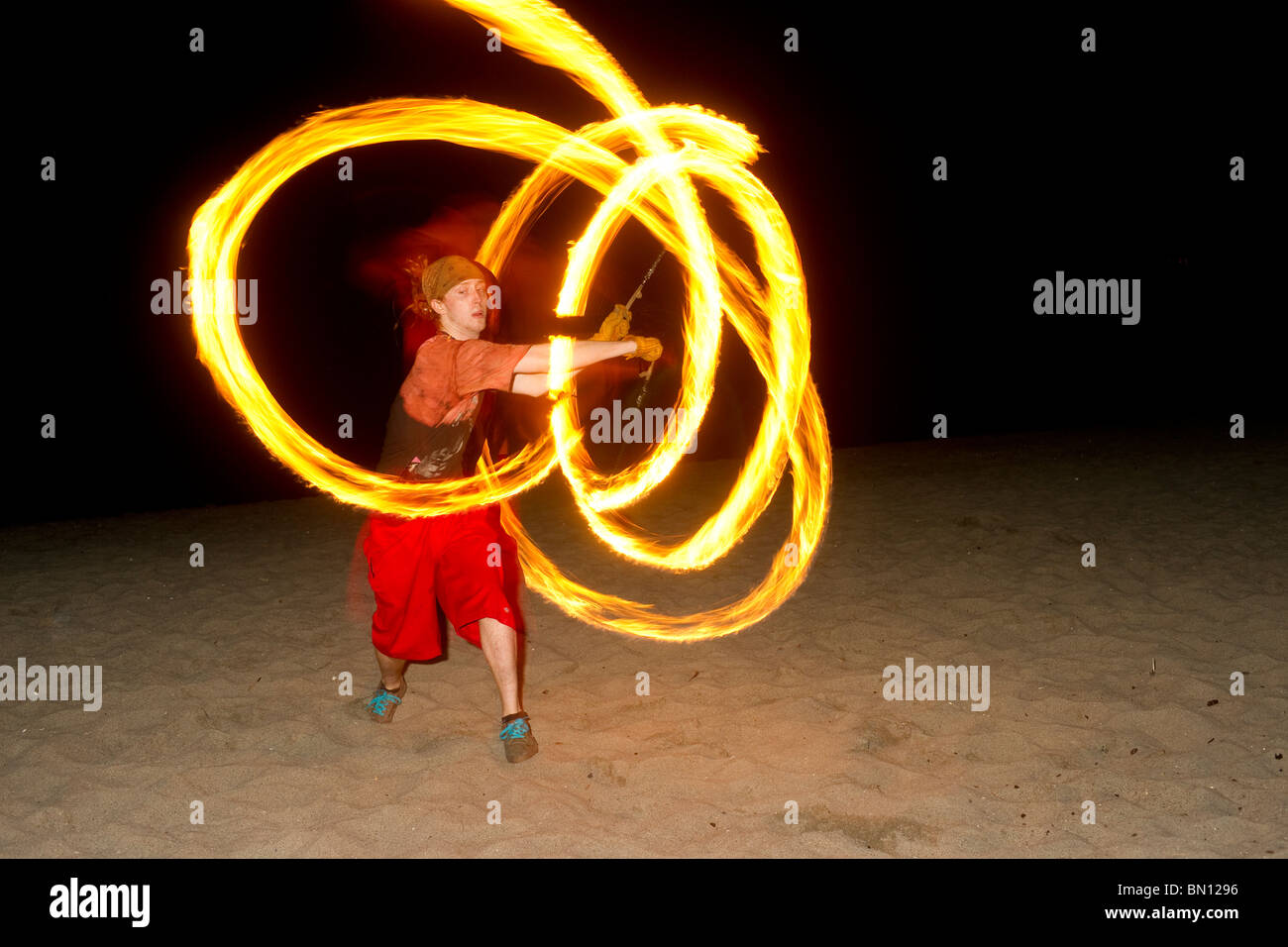 Les spectacles de danse de feu sur Golden Jardins Plage à Seattle Washington Banque D'Images