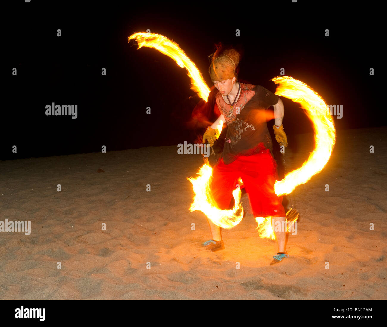 Les spectacles de danse de feu sur Golden Jardins Plage à Seattle Washington Banque D'Images