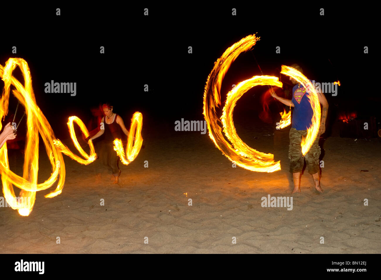 Les spectacles de danse de feu sur Golden Jardins Plage à Seattle Washington Banque D'Images