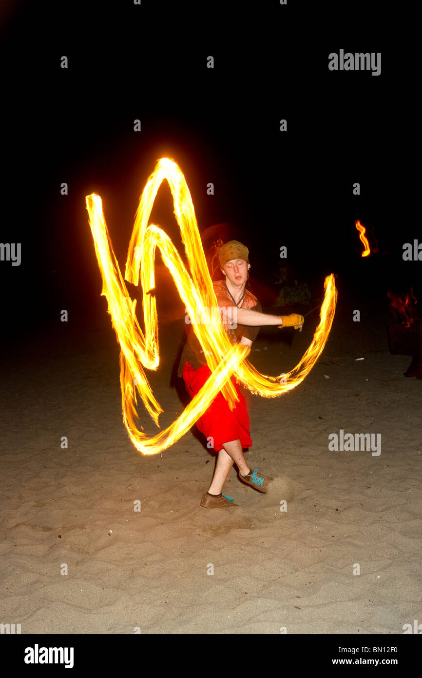 Les spectacles de danse de feu sur Golden Jardins Plage à Seattle Washington Banque D'Images