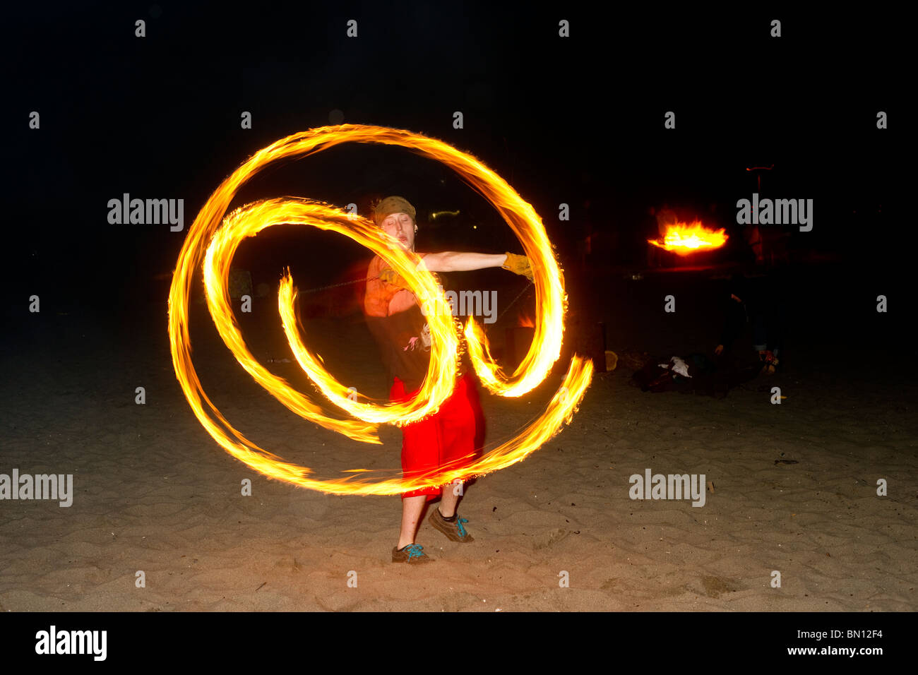Les spectacles de danse de feu sur Golden Jardins Plage à Seattle Washington Banque D'Images
