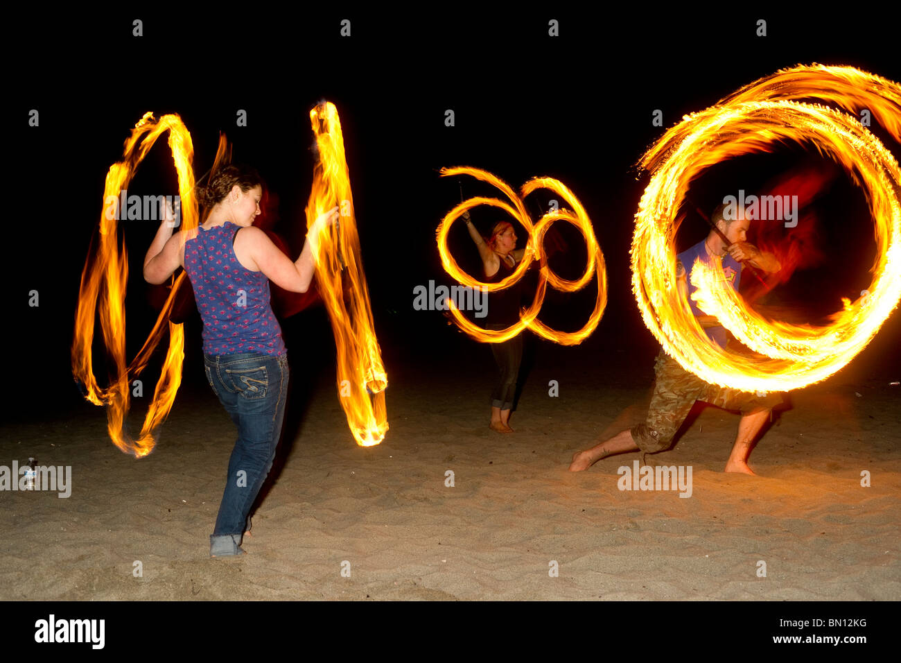 Les spectacles de danse de feu sur Golden Jardins Plage à Seattle Washington Banque D'Images