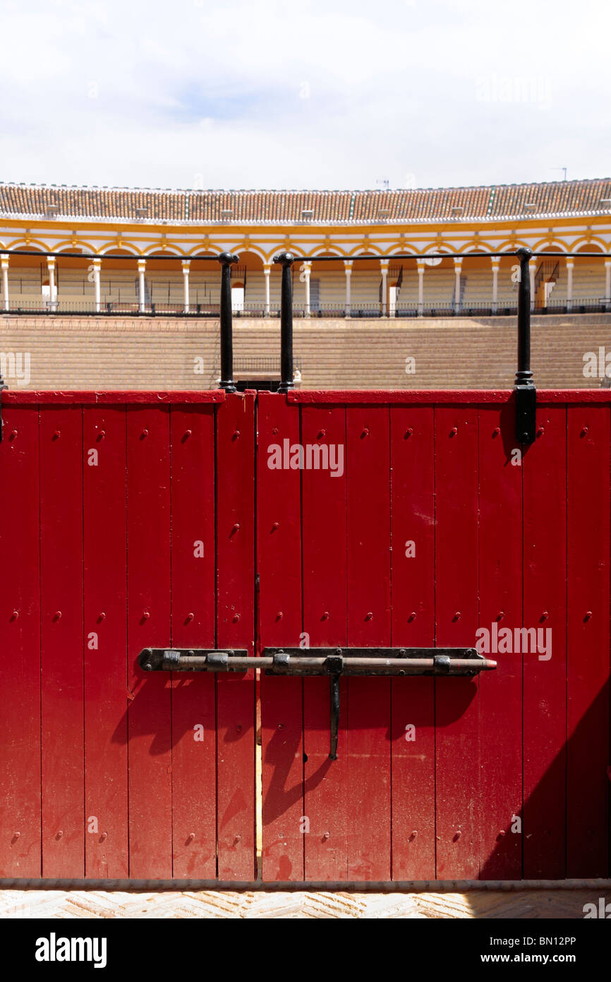 La porte par laquelle les taureaux entreront dans la Plaza de Toros de la Real Maestranza arènes de Séville Banque D'Images