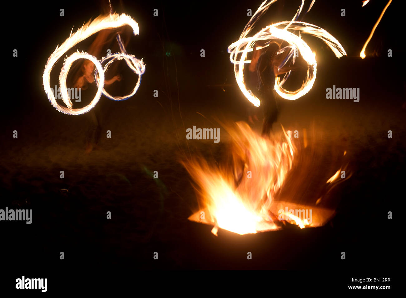 Les spectacles de danse de feu sur Golden Jardins Plage à Seattle Washington Banque D'Images