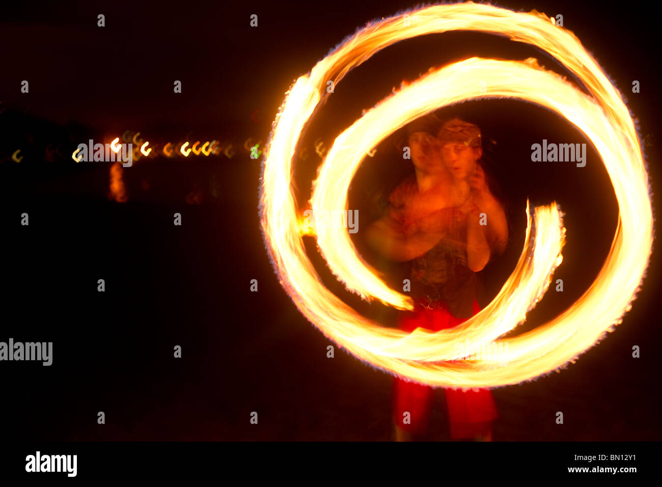 Les spectacles de danse de feu sur Golden Jardins Plage à Seattle Washington Banque D'Images