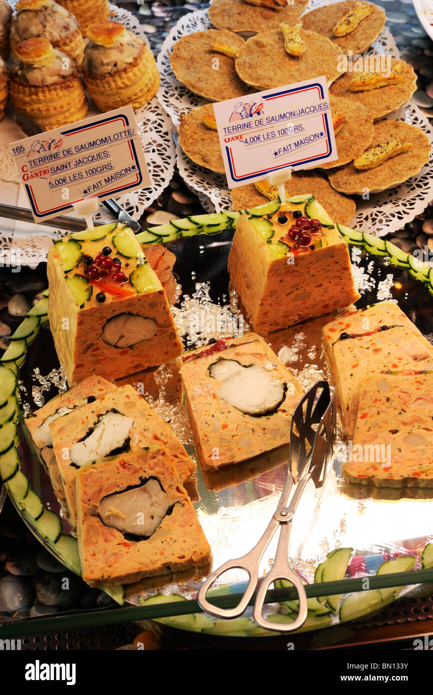 La nourriture à la vente à la charcuterie, en pays ville d'Auray, Bretagne, France Banque D'Images