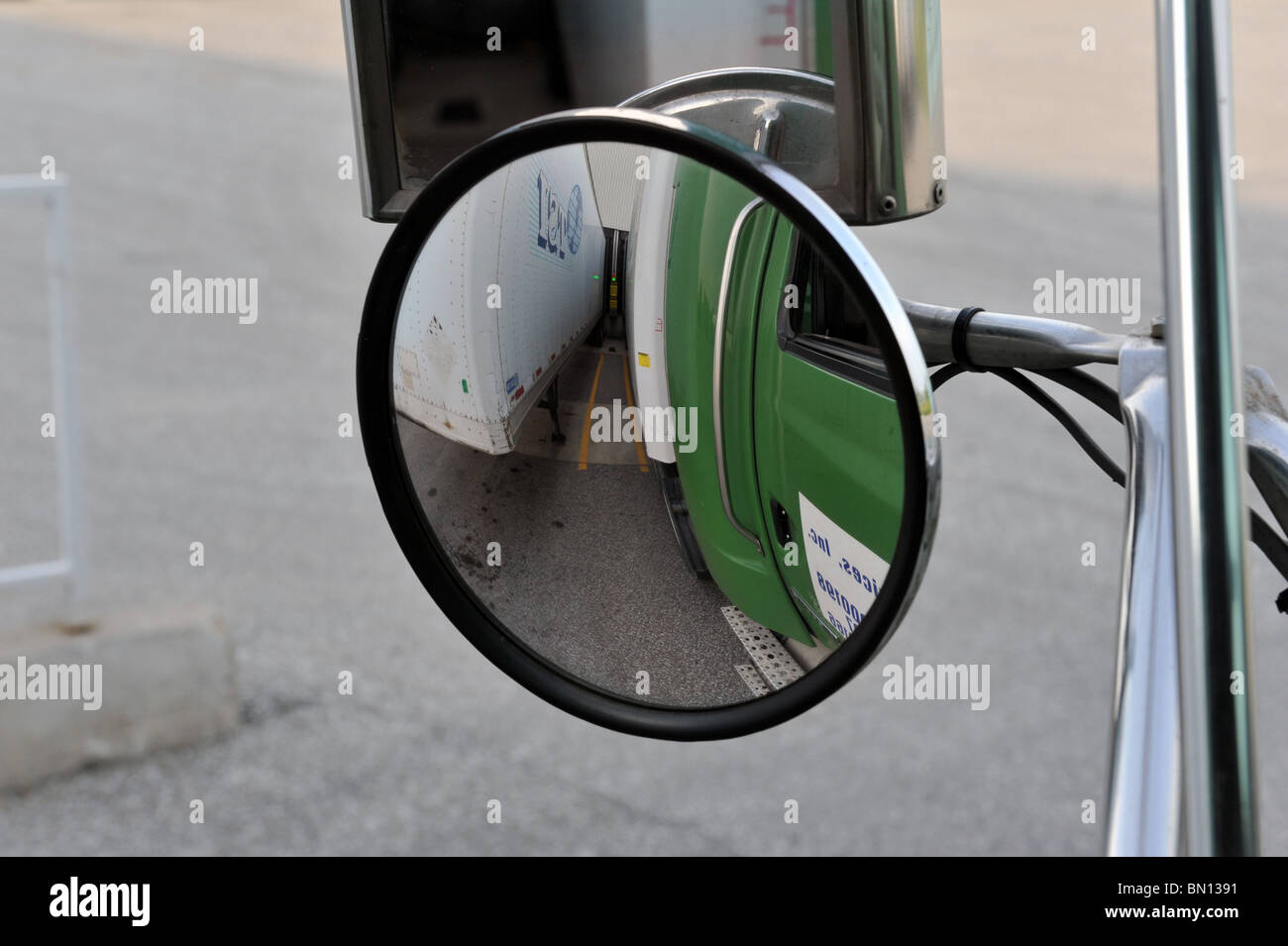 Miroir sur un camion tracteur semi Banque D'Images