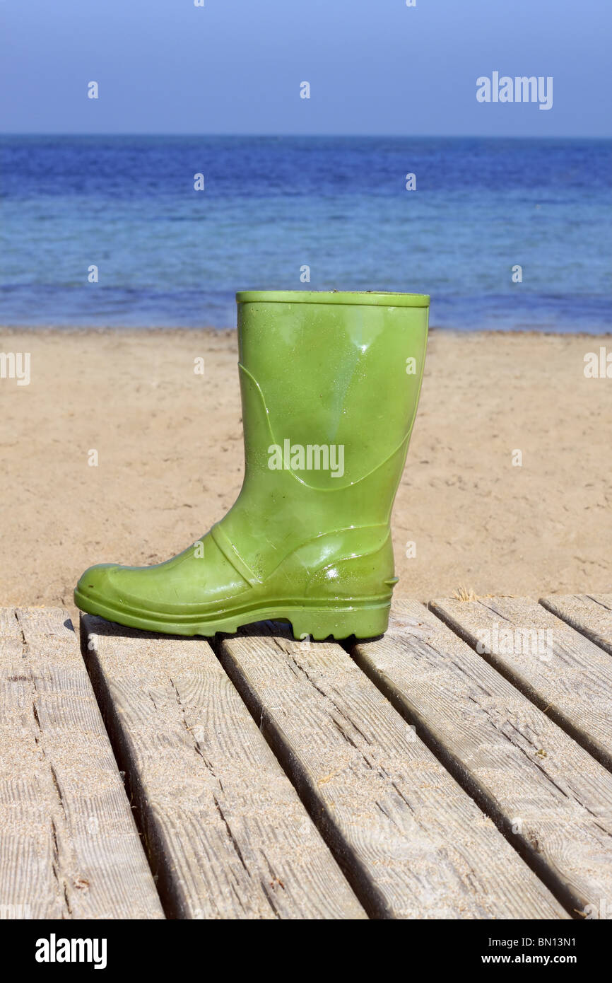 Boot sur vert en bois l'été sol plage pêcheur malchanceux métaphore Banque D'Images