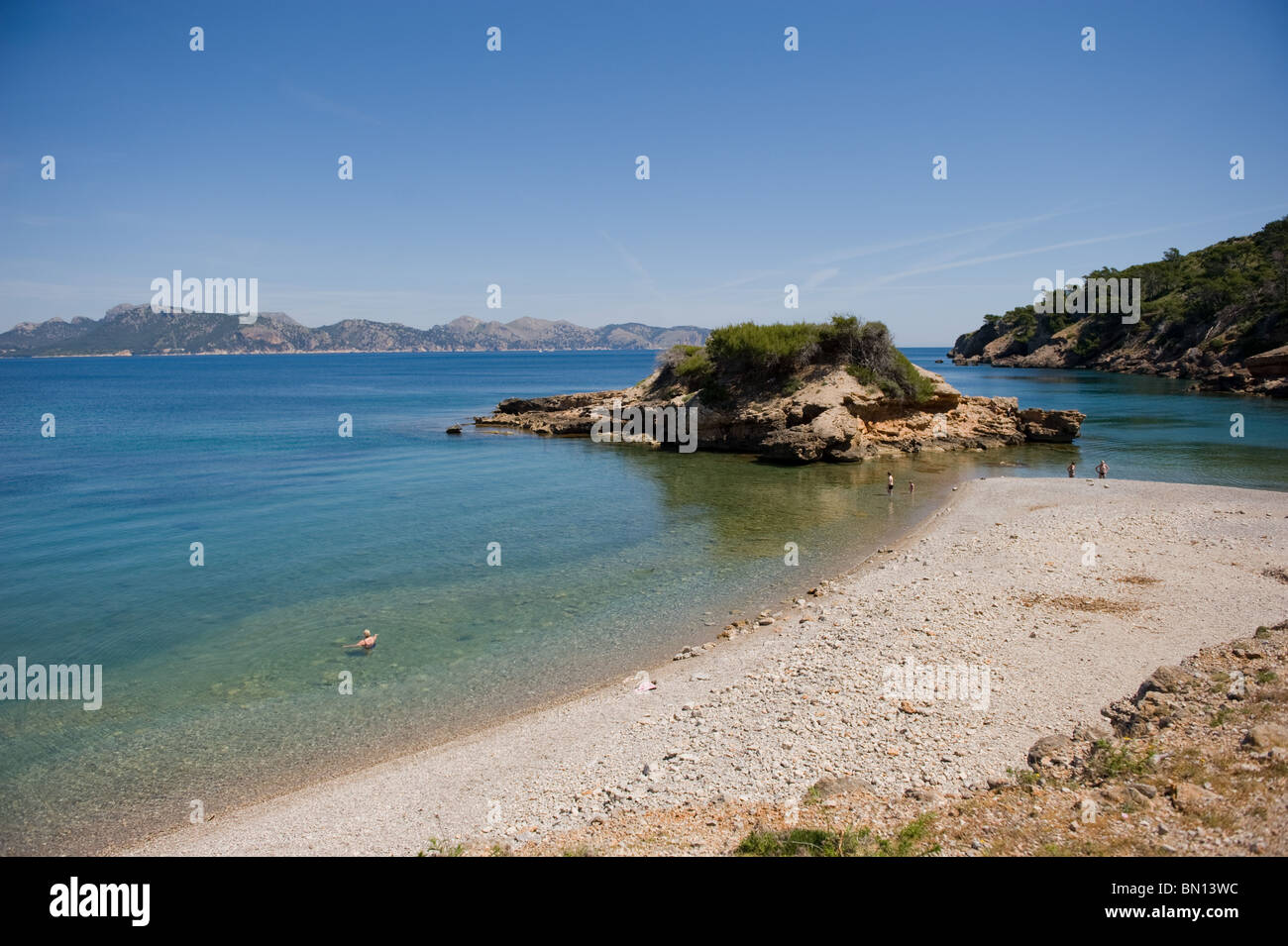 Une belle plage vide sur le côté sud de la baie de Pollença (Pollença) et à proximité de l'ermitage de la Victoria, à Majorque. Banque D'Images