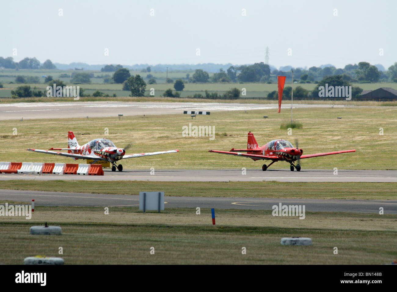 Deux avions supplémentaires 300L la préparation pour le vol Banque D'Images