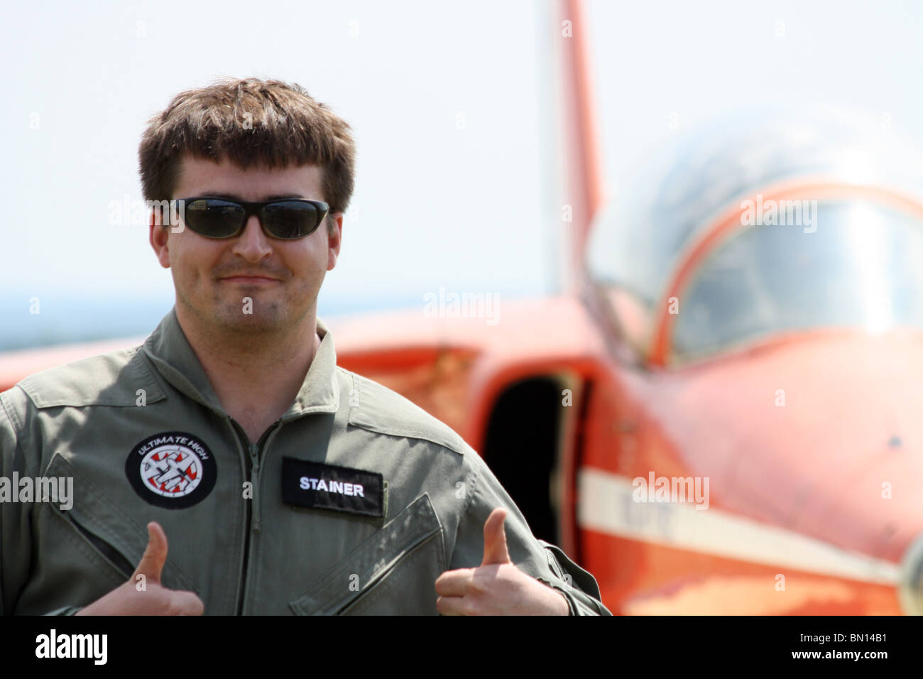 L'homme en face de Flèche Rouge Smiling Banque D'Images