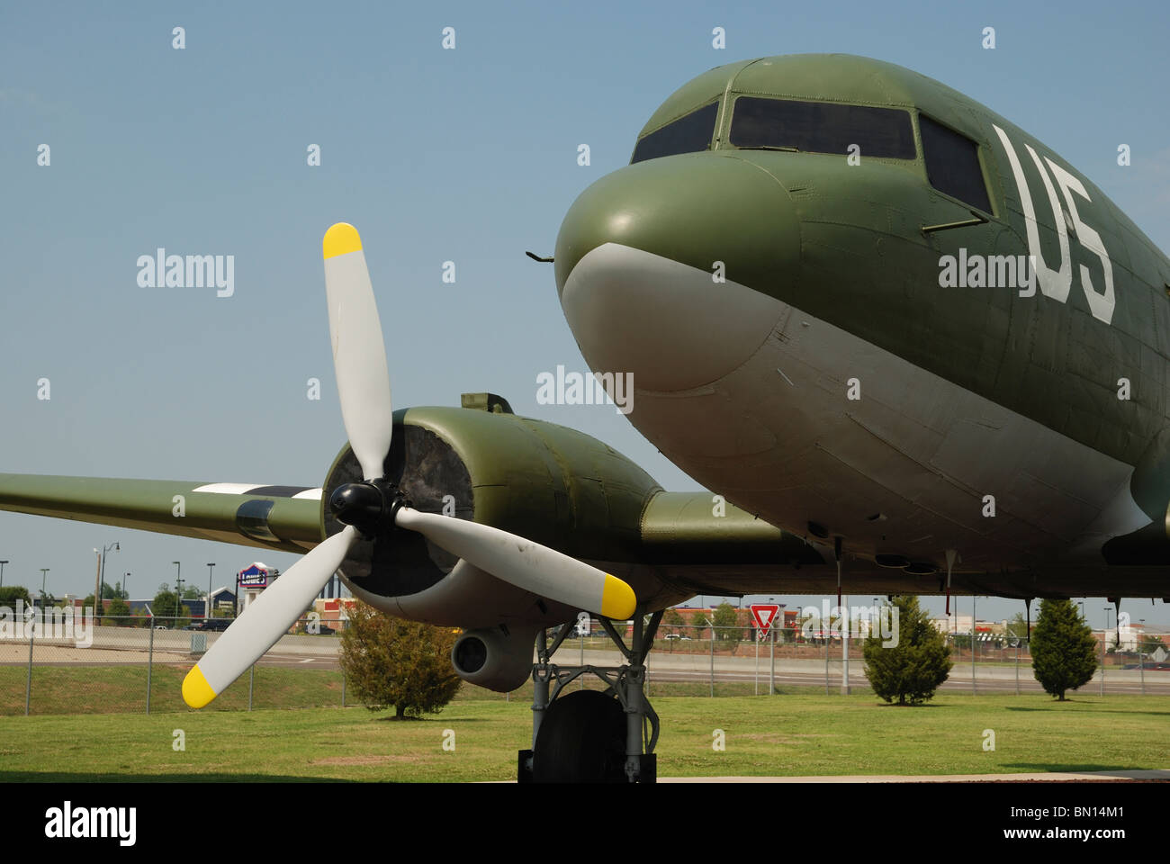 Un Douglas C-47 'Skytrain' transports avions exposés à la Tinker Air Force Base, Oklahoma City, Oklahoma, USA. Banque D'Images