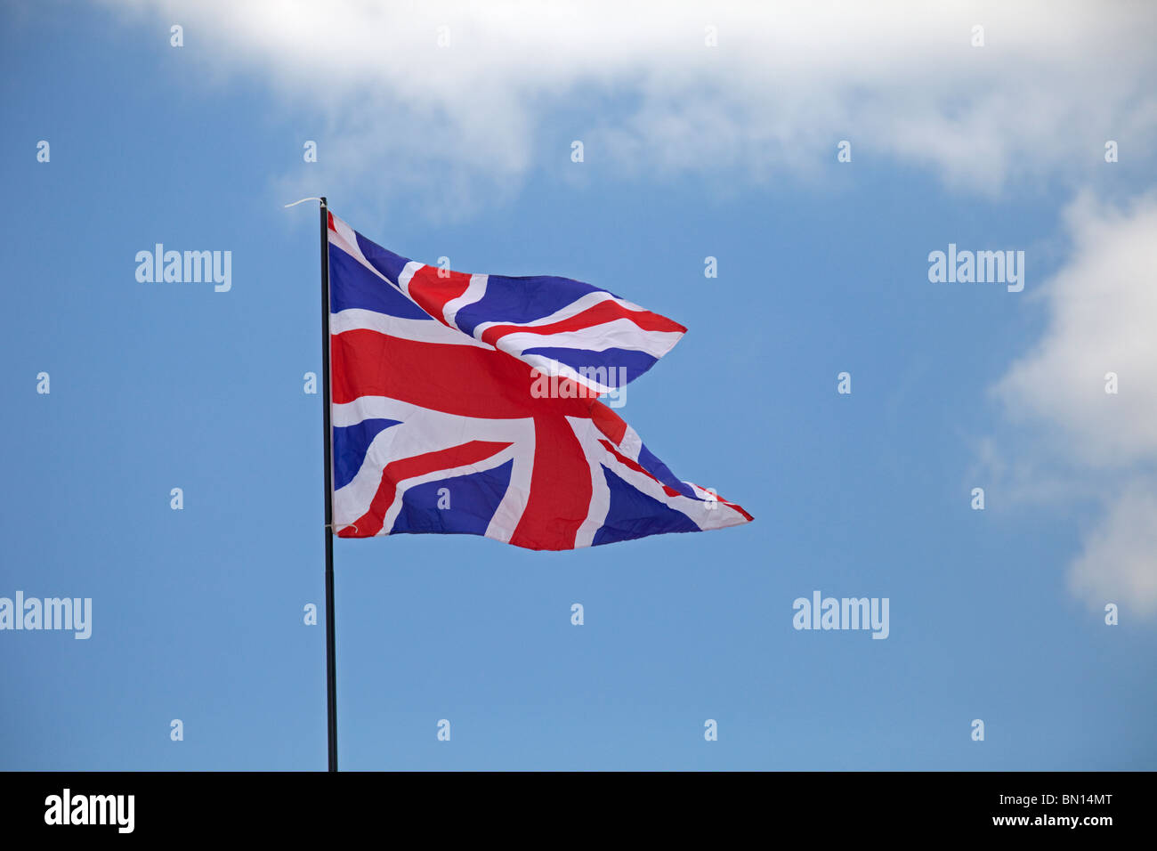 Union jack drapeau à légère brise against blue sky UK Banque D'Images