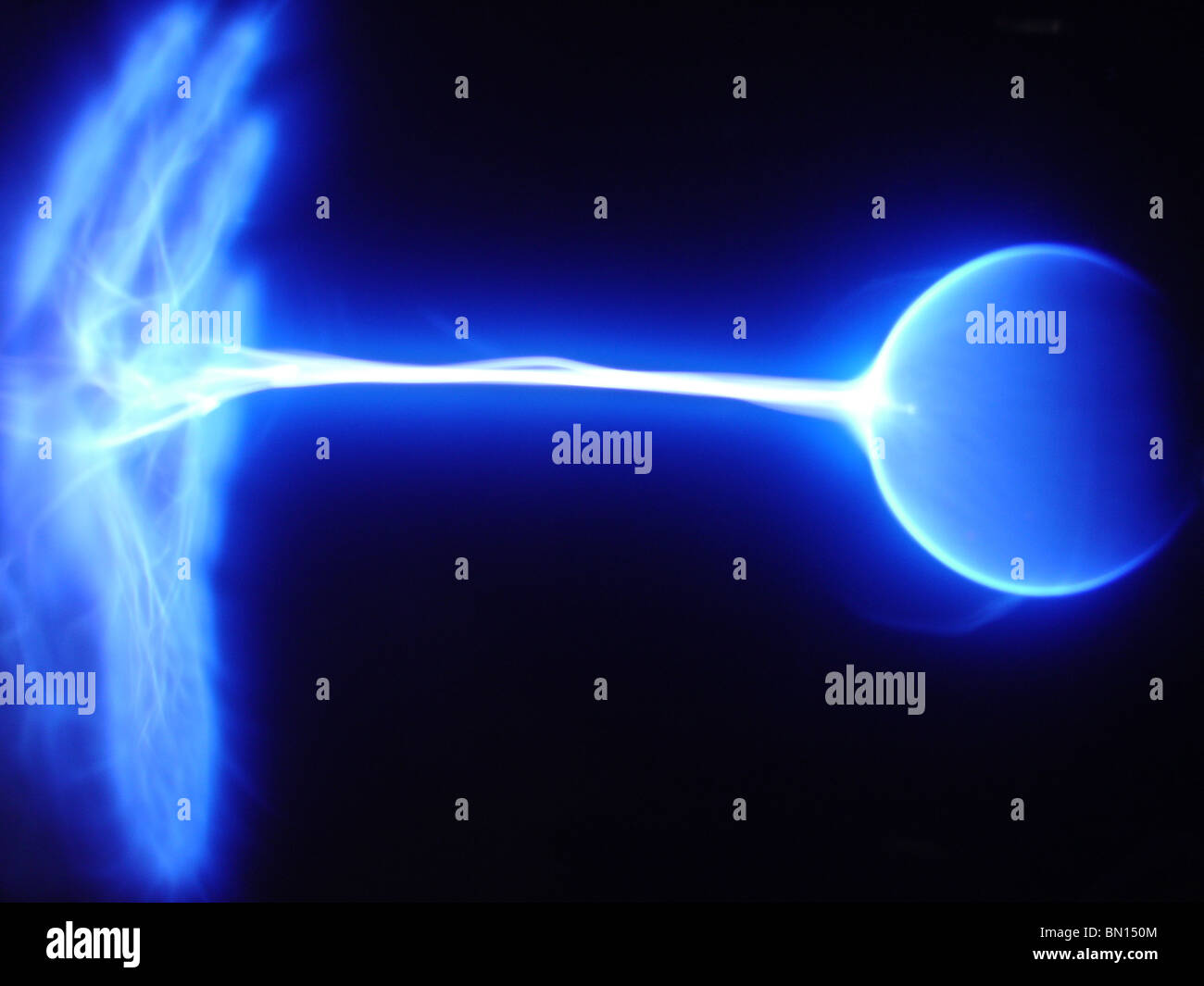 L'électricité statique bleu voyage arc à partir d'une boule de plasma d'une main ouverte. Plan horizontal. Banque D'Images