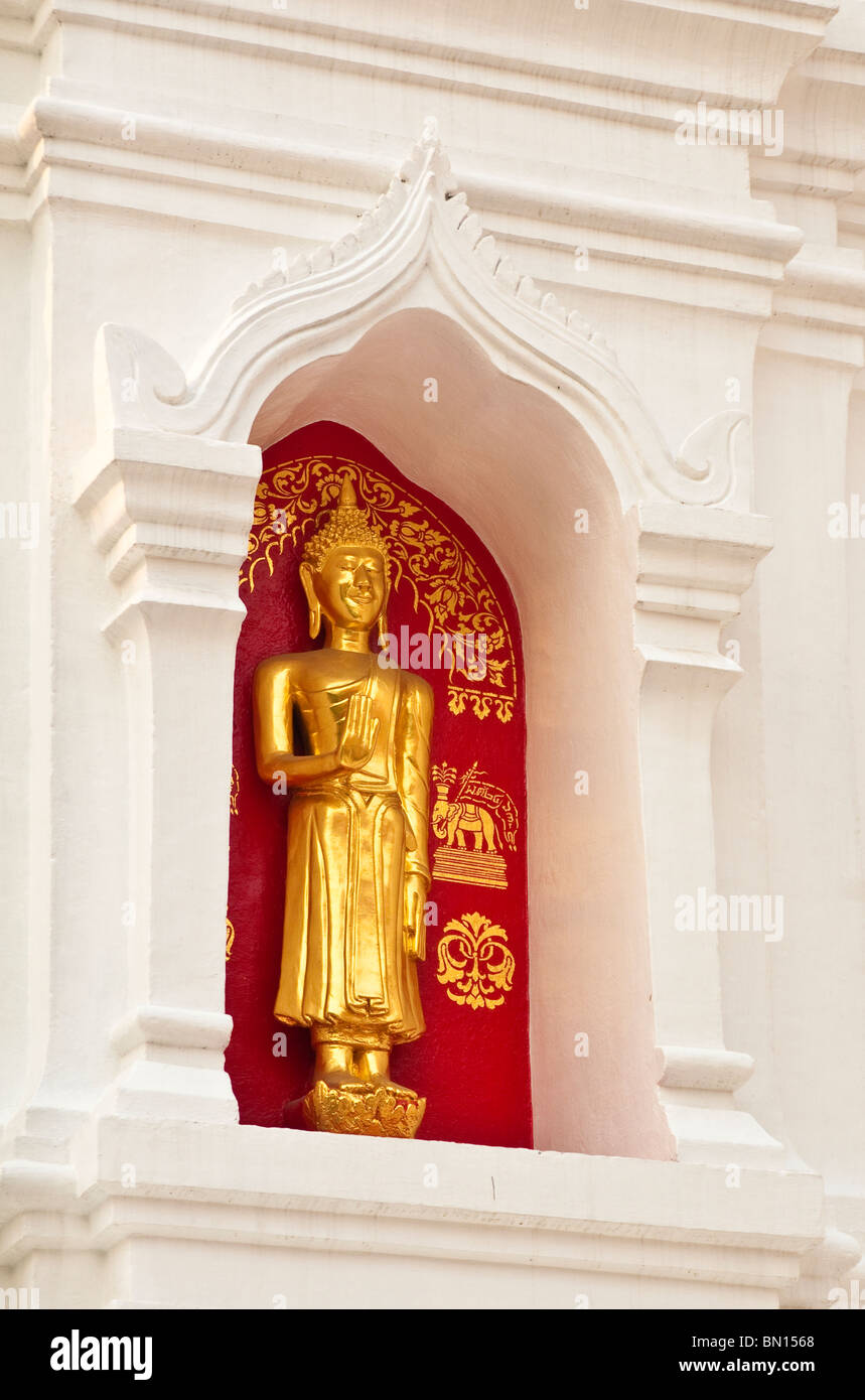 Statue de Bouddha du Wat Soi Fon temple bouddhiste de Chiang Mai, Thaïlande. Banque D'Images