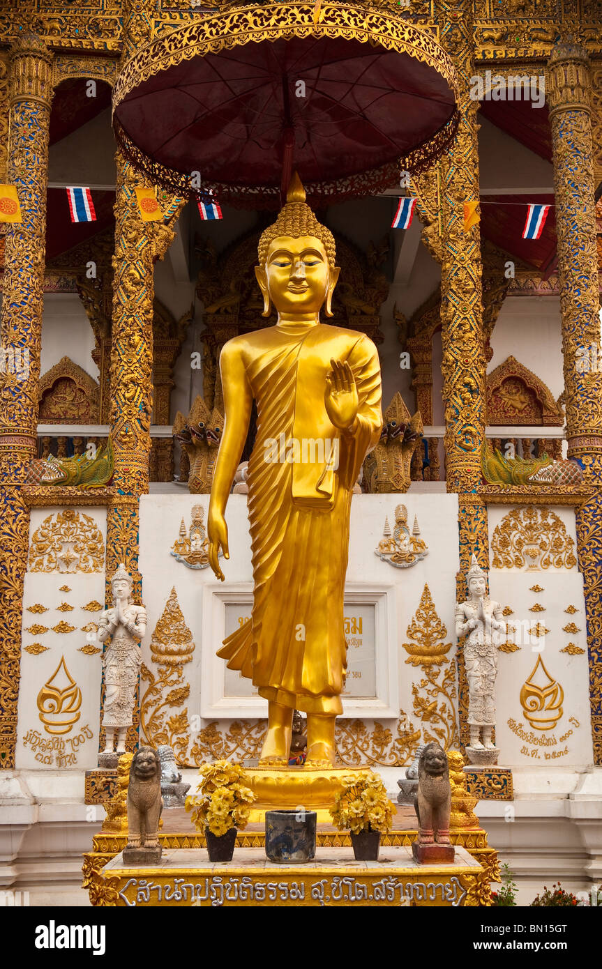 Statue de Bouddha au temple bouddhiste Wat Bupparam ; Chiang Mai, Thaïlande. Banque D'Images