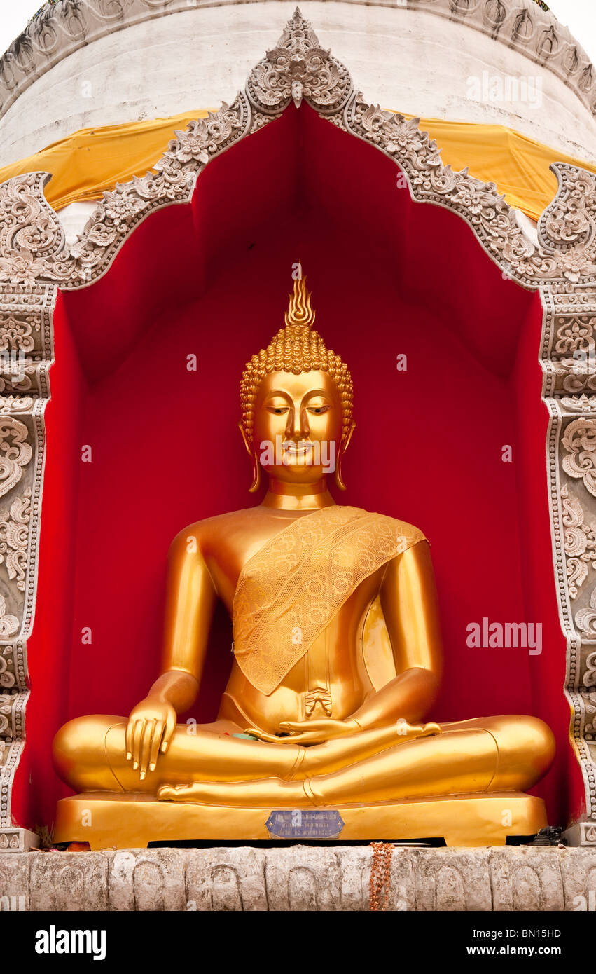 Statue du Bouddha d'or de Wat Bupparam Buddhist temple à Chiang Mai, Thaïlande. Banque D'Images
