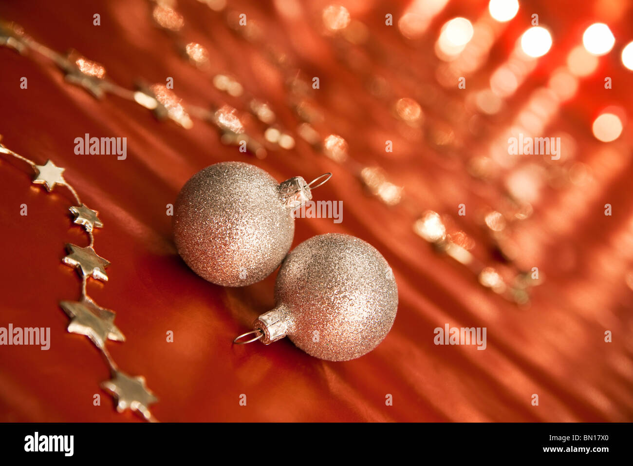 Avec décoration de Noël baubles. Profondeur de champ, l'accent sur l'ARVB, babiole. Banque D'Images