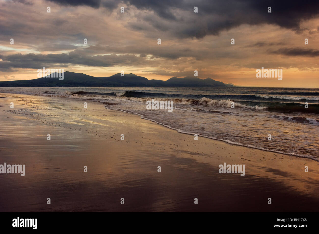 La péninsule de Lleyn vu de la Galles du Nord plage Dinas Dinlle Banque D'Images