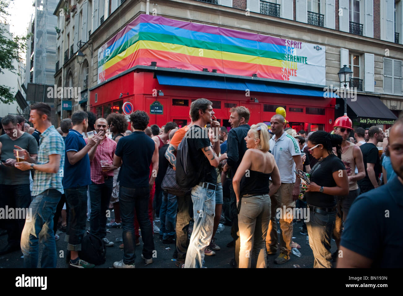 Paris, France, Crowded Street Outside Le Central Bar, in Le Marais  District, Gay Bars, (Closed 2010) Gay FLag gay district of Paris  gentrification, marais gay Stock Photo - Alamy