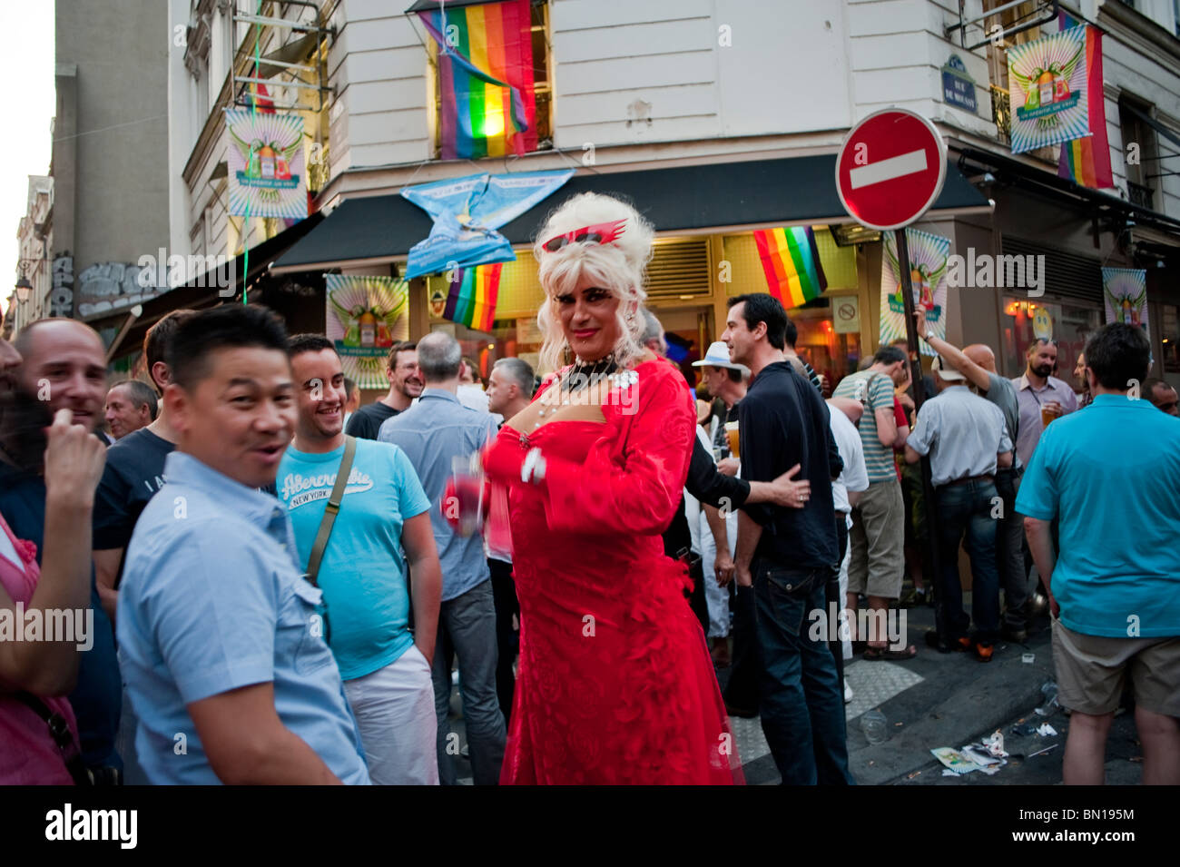 Paris, France, les gens qui célèbrent (après la fierté gay LGTB) dans le quartier du Marais, les