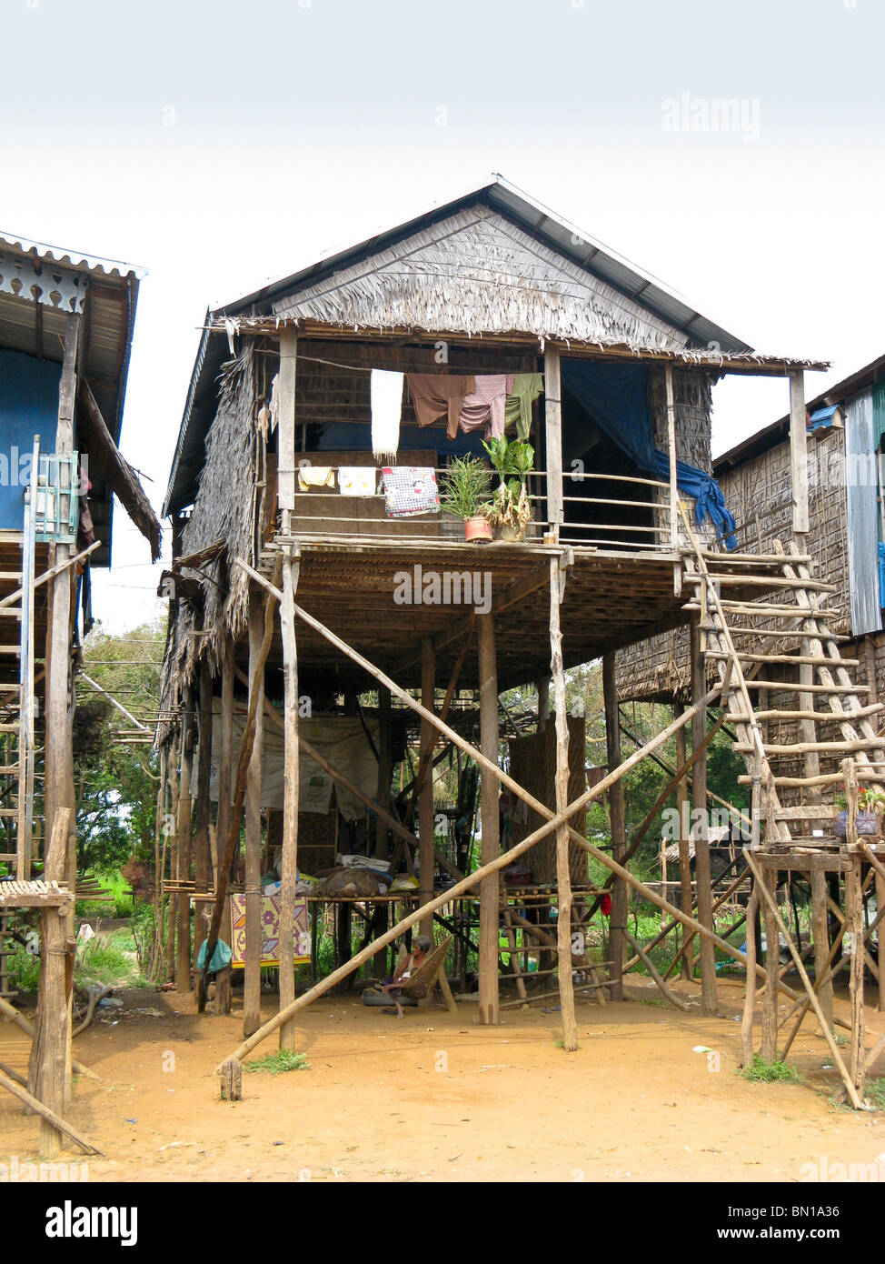 Maisons sur pilotis à Kompong Phluk, lac Tonle Sap, Cambodge Banque D'Images