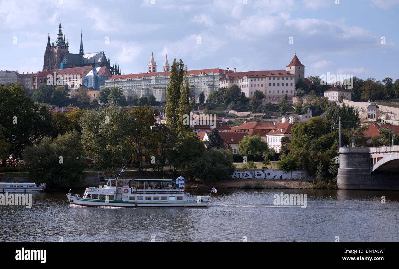 Le Château et le Pont Charles, Prague, République Tchèque Banque D'Images