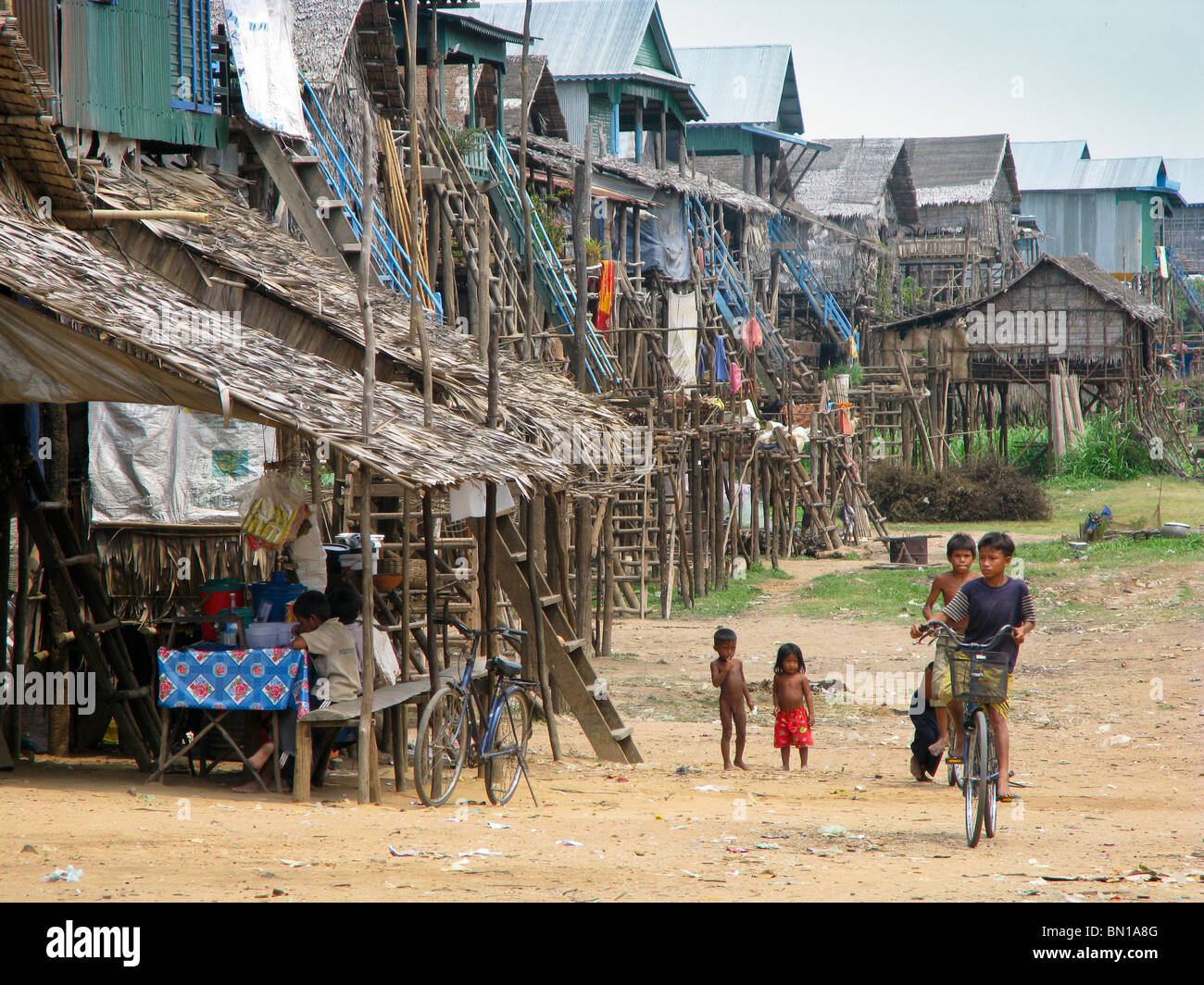Maisons sur pilotis à Kompong Phluk, lac Tonle Sap, Cambodge Banque D'Images