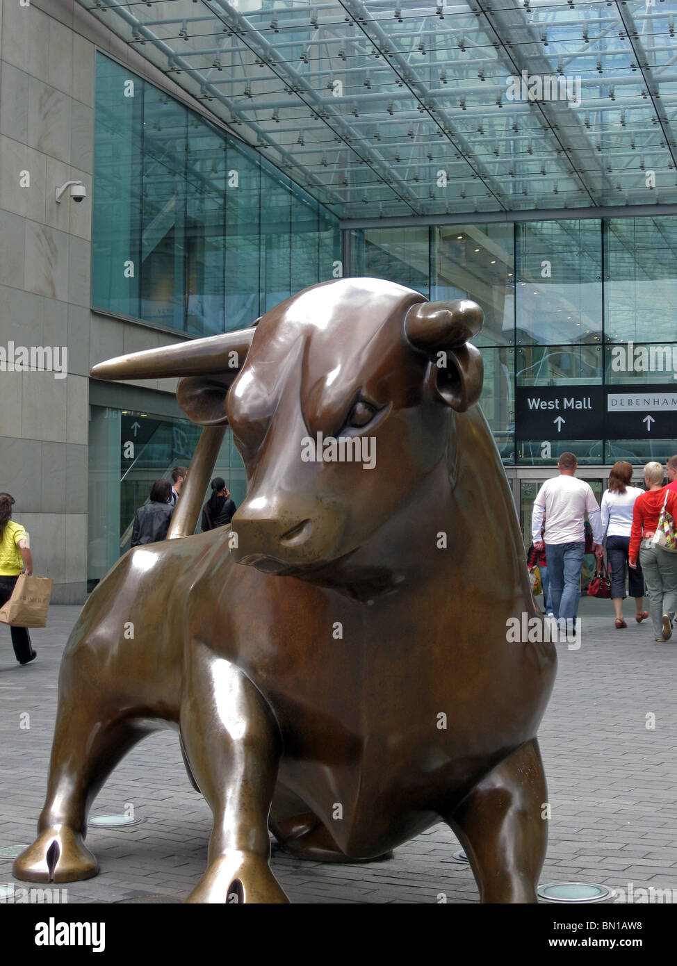 Statue de taureau à l'extérieur du centre commercial Bullring, Birmingham, West Midlands, England, UK, Europe de l'Ouest. Banque D'Images