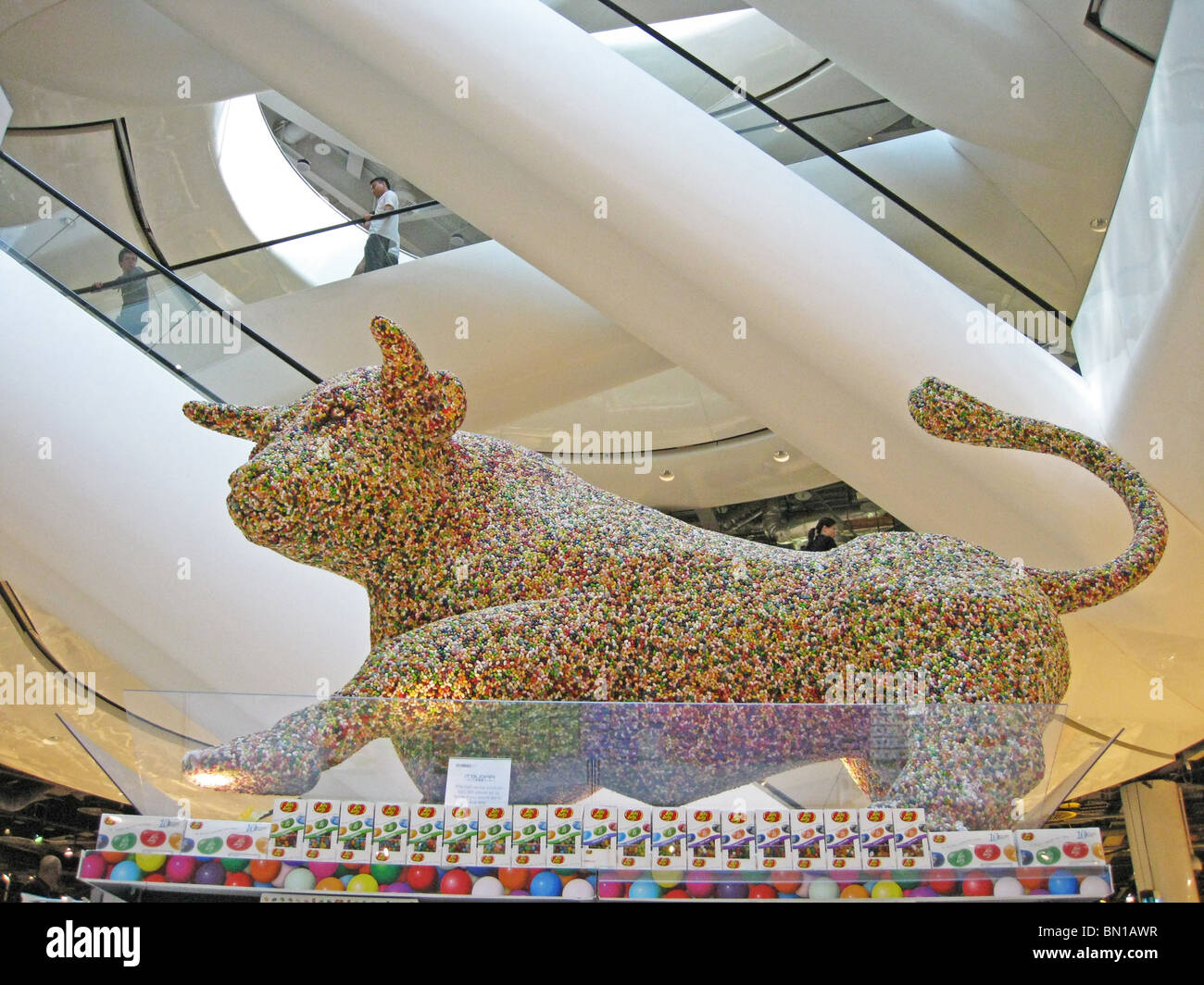 Statue de taureau (fait de sucreries) à l'intérieur de Selfridges, centre commercial Bullring, Birmingham, West Midlands, England, UK. Banque D'Images