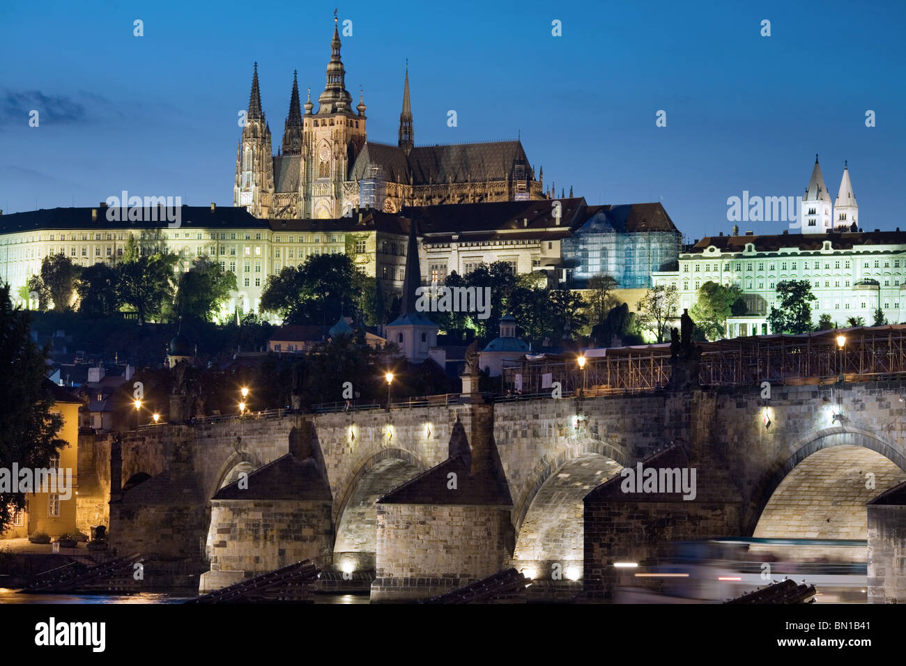 Vue de nuit sur le château et le Pont Charles, Prague, République Tchèque Banque D'Images