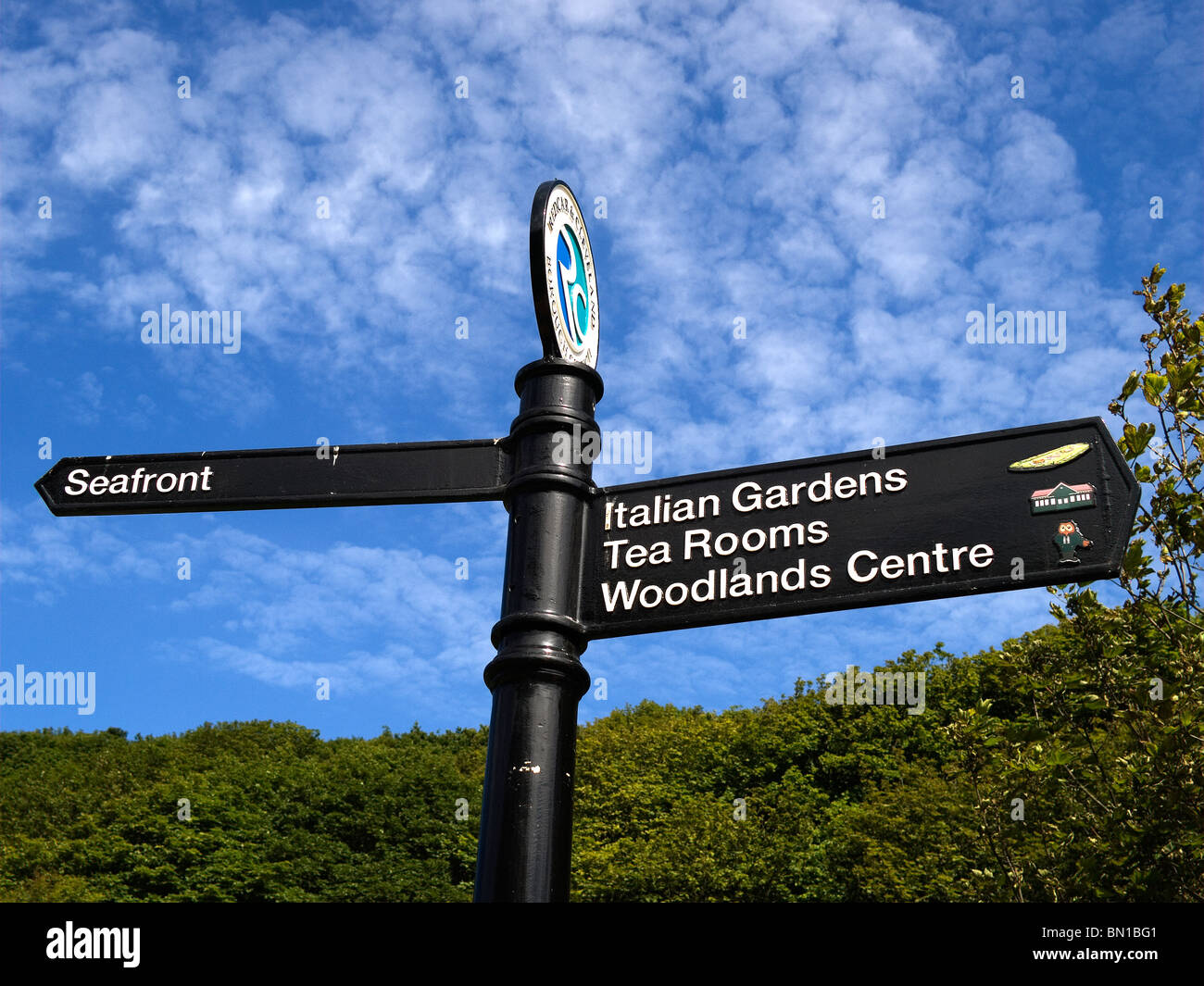 Un poteau de signalisation pointant vers les attractions à Saltburn Valley Gardens Banque D'Images