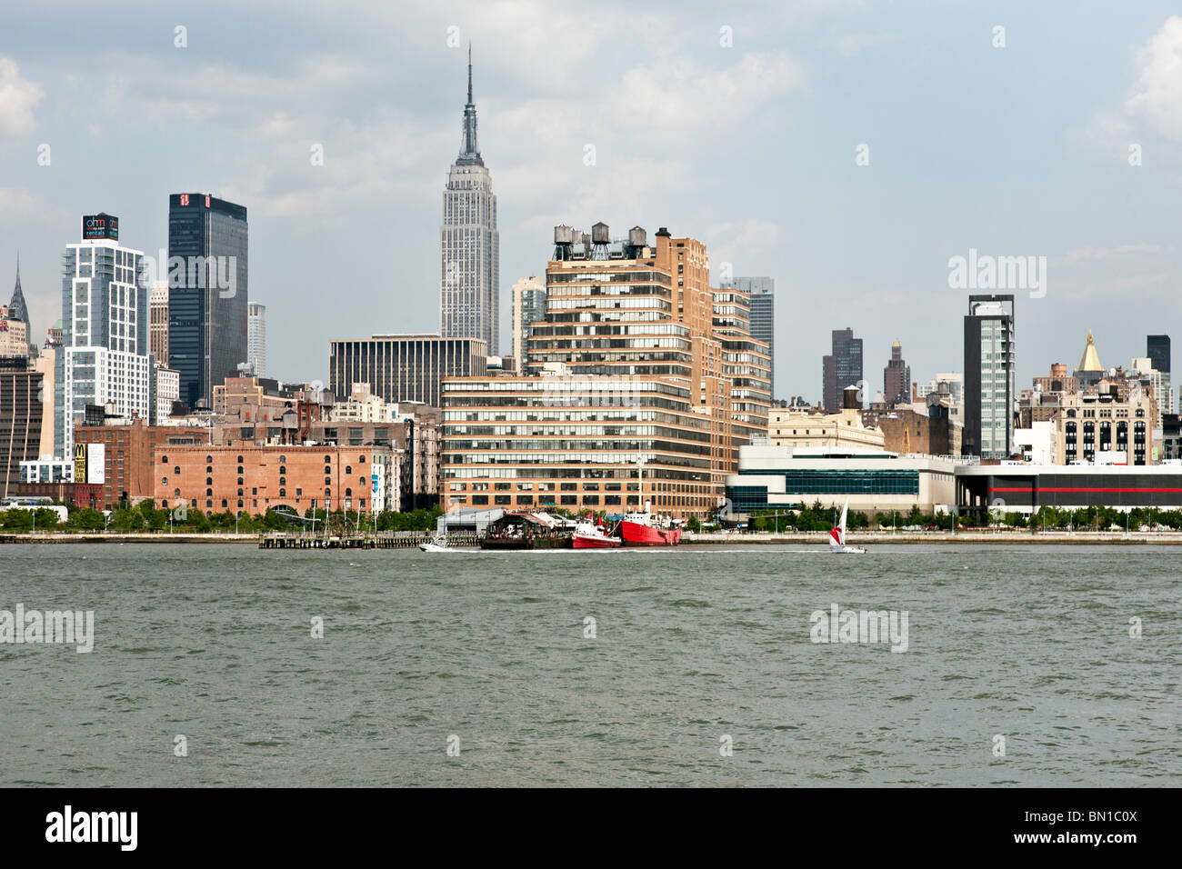Vue sur l'eau du fleuve Hudson Manhattan milieu Empire State Building & Lehigh Starrett, notre hôtel de construction industrielle moderniste Banque D'Images