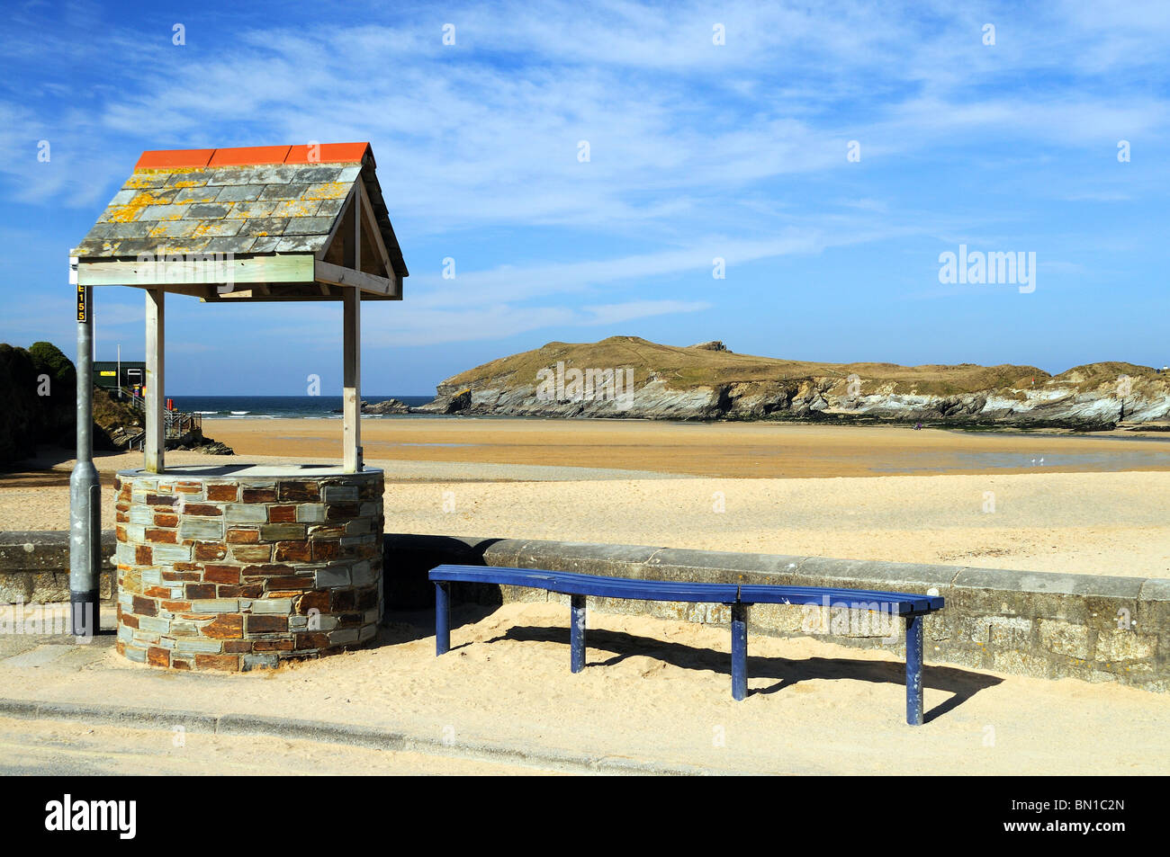 Une journée tranquille à la plage de porth près de Newquay à Cornwall, uk Banque D'Images