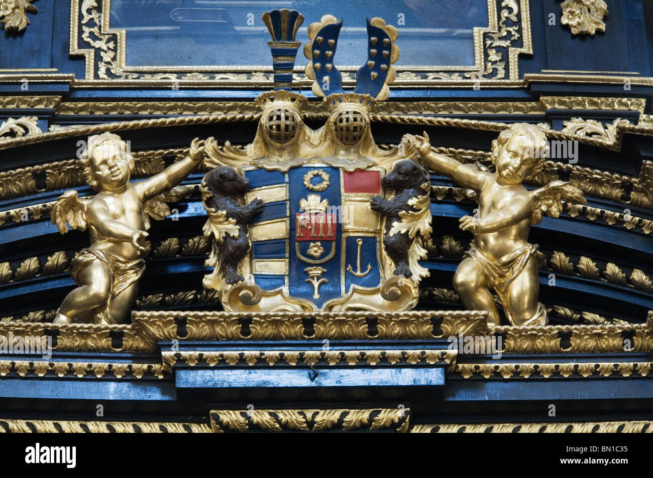 Statue d'or de chérubins flanquant les armoiries royales, Église de l'Enfant Jésus de Prague Banque D'Images