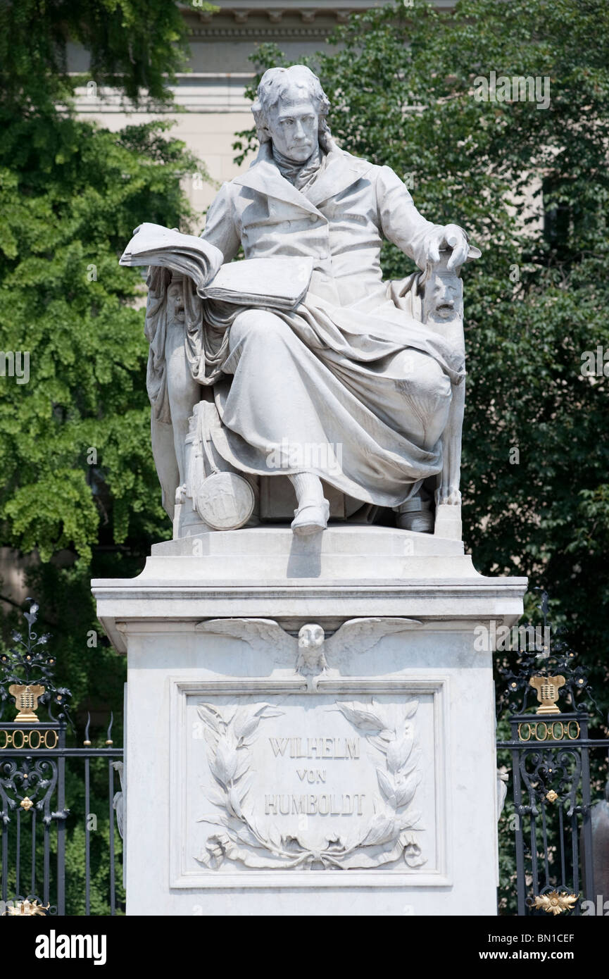Statue de Wilhelm von Humboldt en dehors de l'Université Humboldt de Berlin Allemagne Banque D'Images