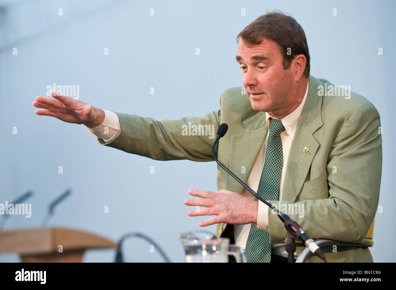 Pilote automobile britannique Nigel Mansell, représenté à la conversation à Hay Festival 2010 Hay-on-Wye Powys Pays de Galles UK Banque D'Images