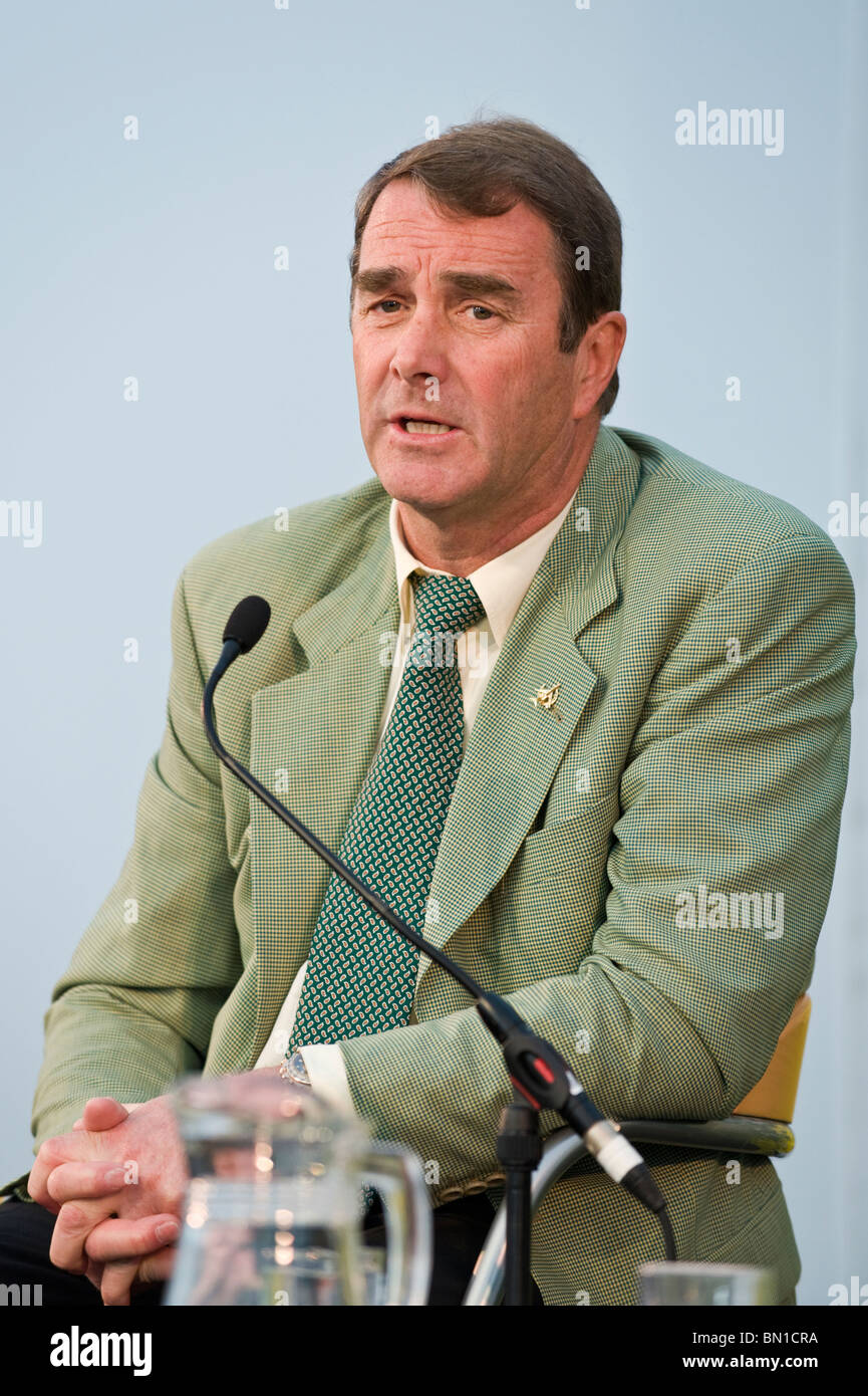 Pilote automobile britannique Nigel Mansell, représenté à la conversation à Hay Festival 2010 Hay-on-Wye Powys Pays de Galles UK Banque D'Images