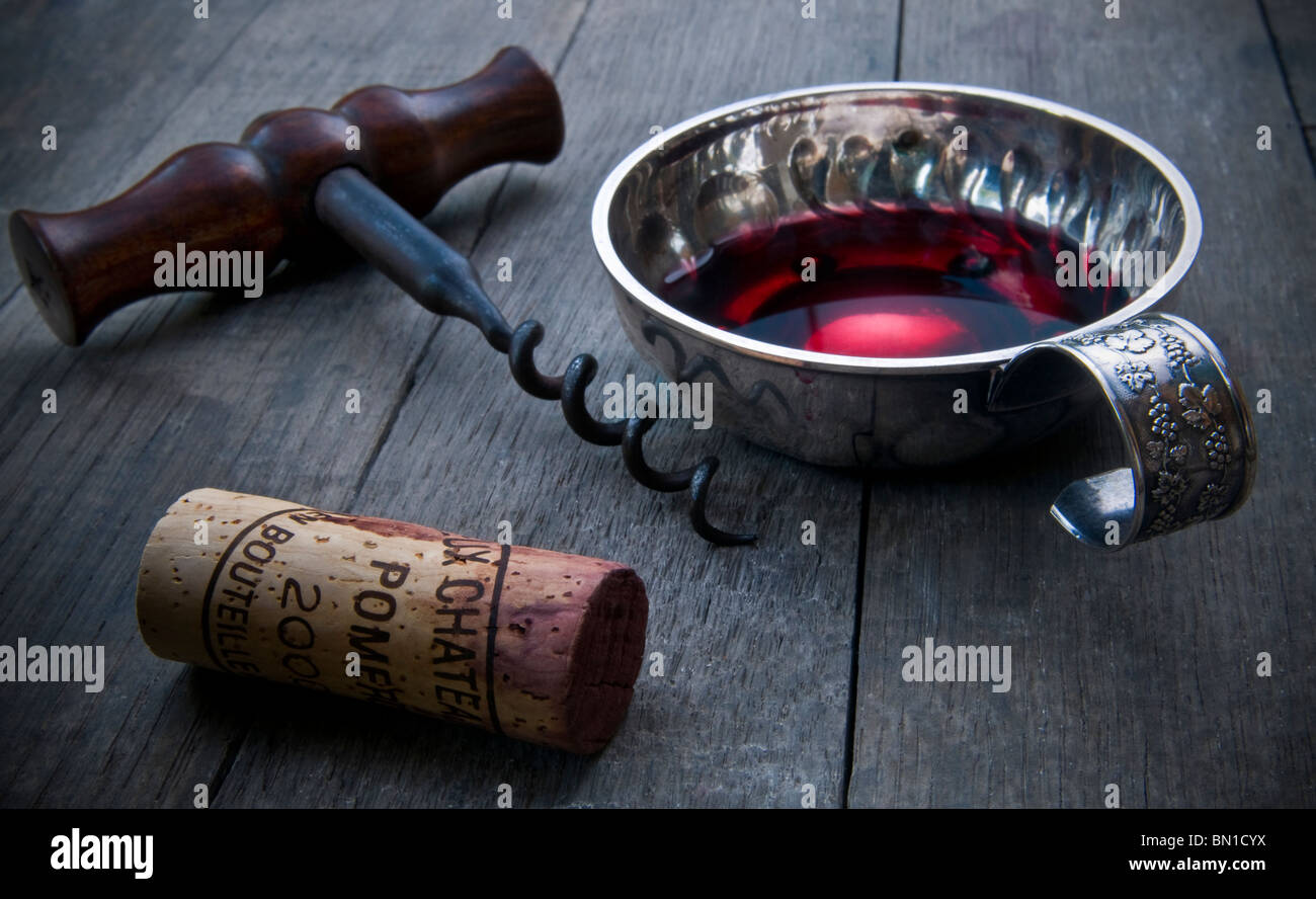 TASTEVIN POMEROL CAVE SOMMELIER VIN ROUGE CHÂTEAU VIEUX CERTAN dégustation  de liège et de vin à vis cylindrique dans la France traditionnelle  dégustation de vin Photo Stock - Alamy