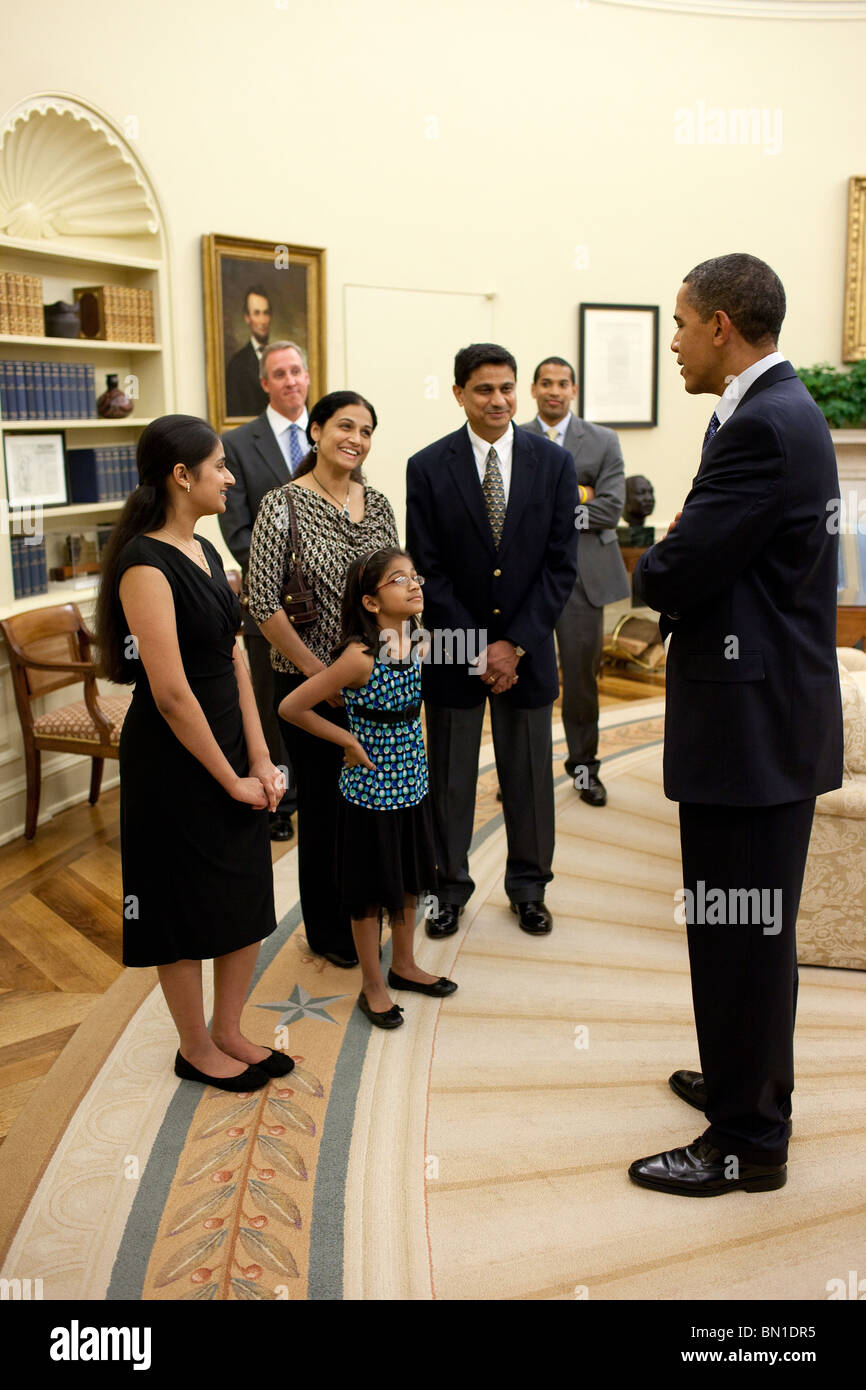 Le président américain Barack Obama salue Kavya Shivashankar, gauche, l'orthographe Scripps 2009 gagnant, et sa famille, dans le bureau ovale Banque D'Images