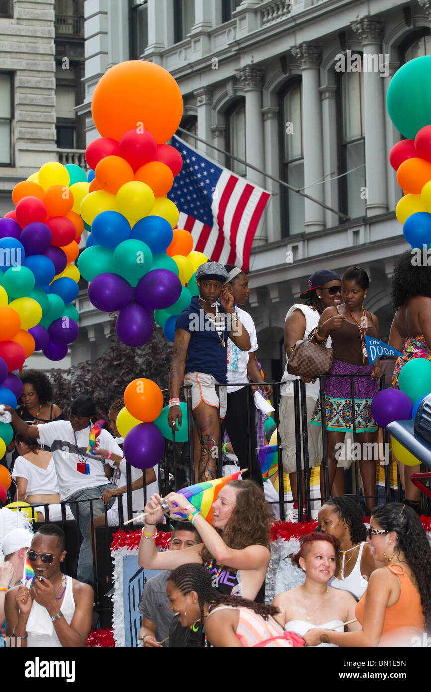 Les marcheurs et de flottement dans la Gay Pride Parade 2010 à New York City Banque D'Images