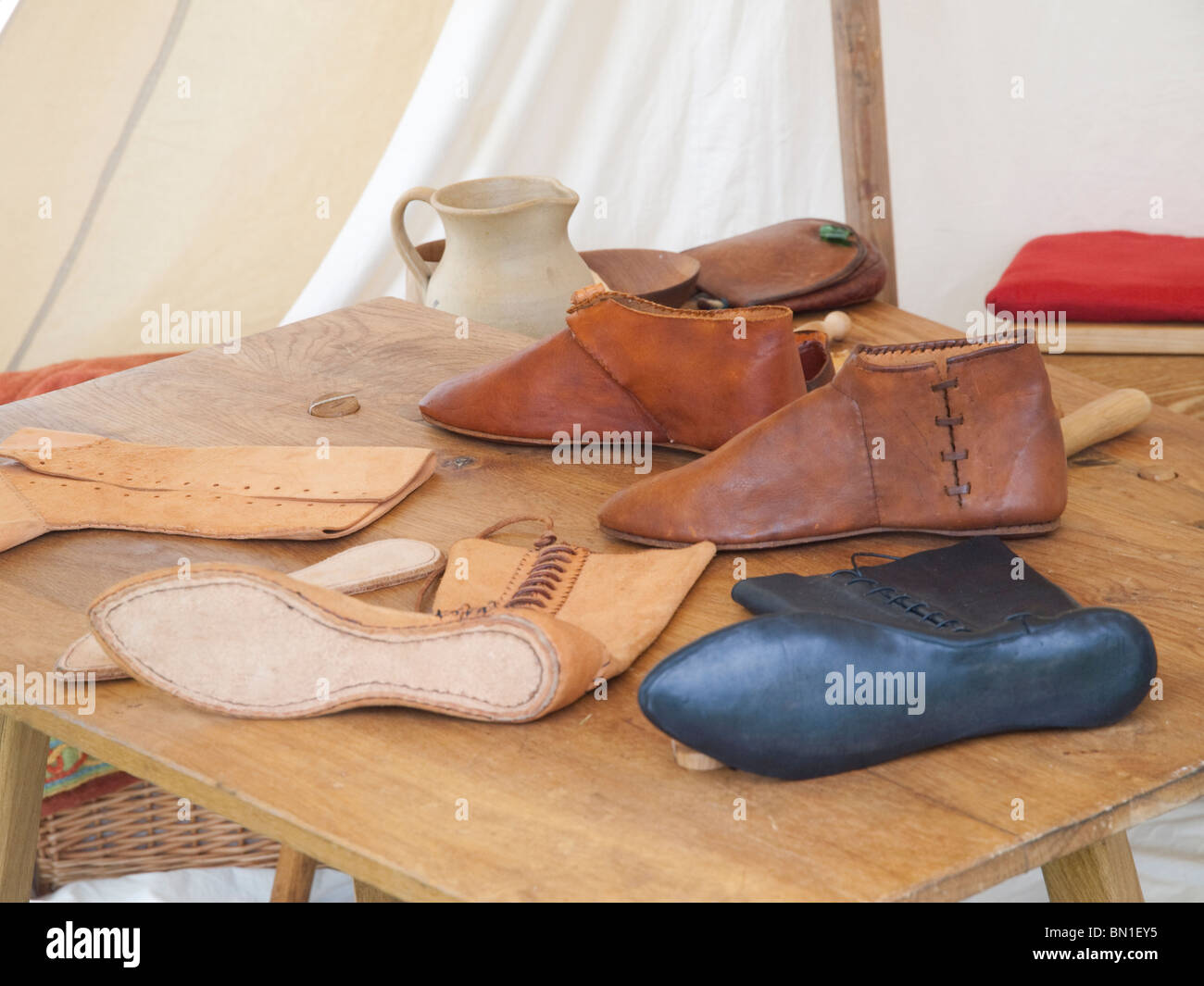 Chaussures en cuir dans le cadre d'une journée Re-Enactment médiéval au château de Nottingham, Nottinghamshire England UK Banque D'Images