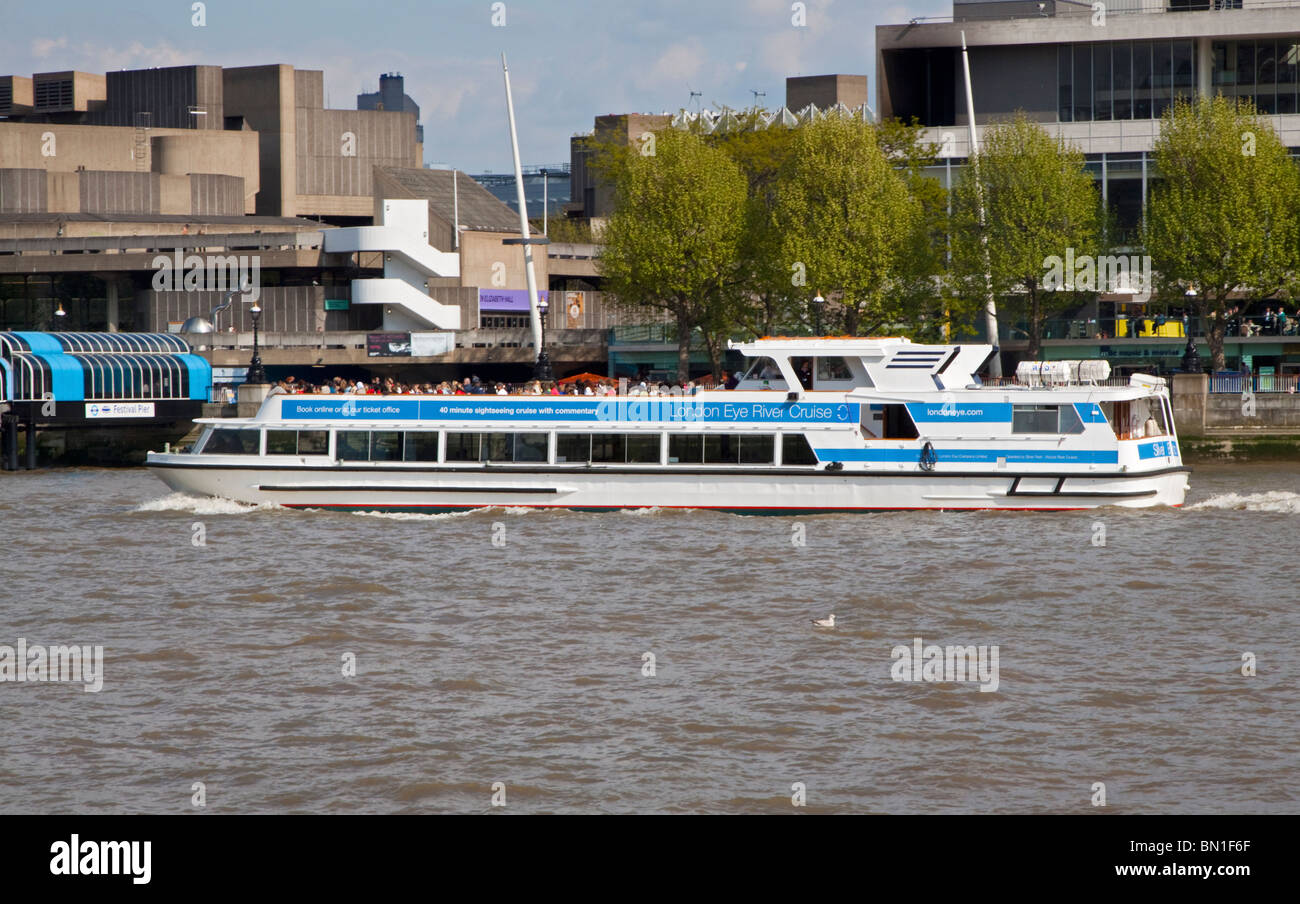 London Eye River Cruise Boat passant du Royal Festival Hall, Tamise, Londres, Angleterre Banque D'Images