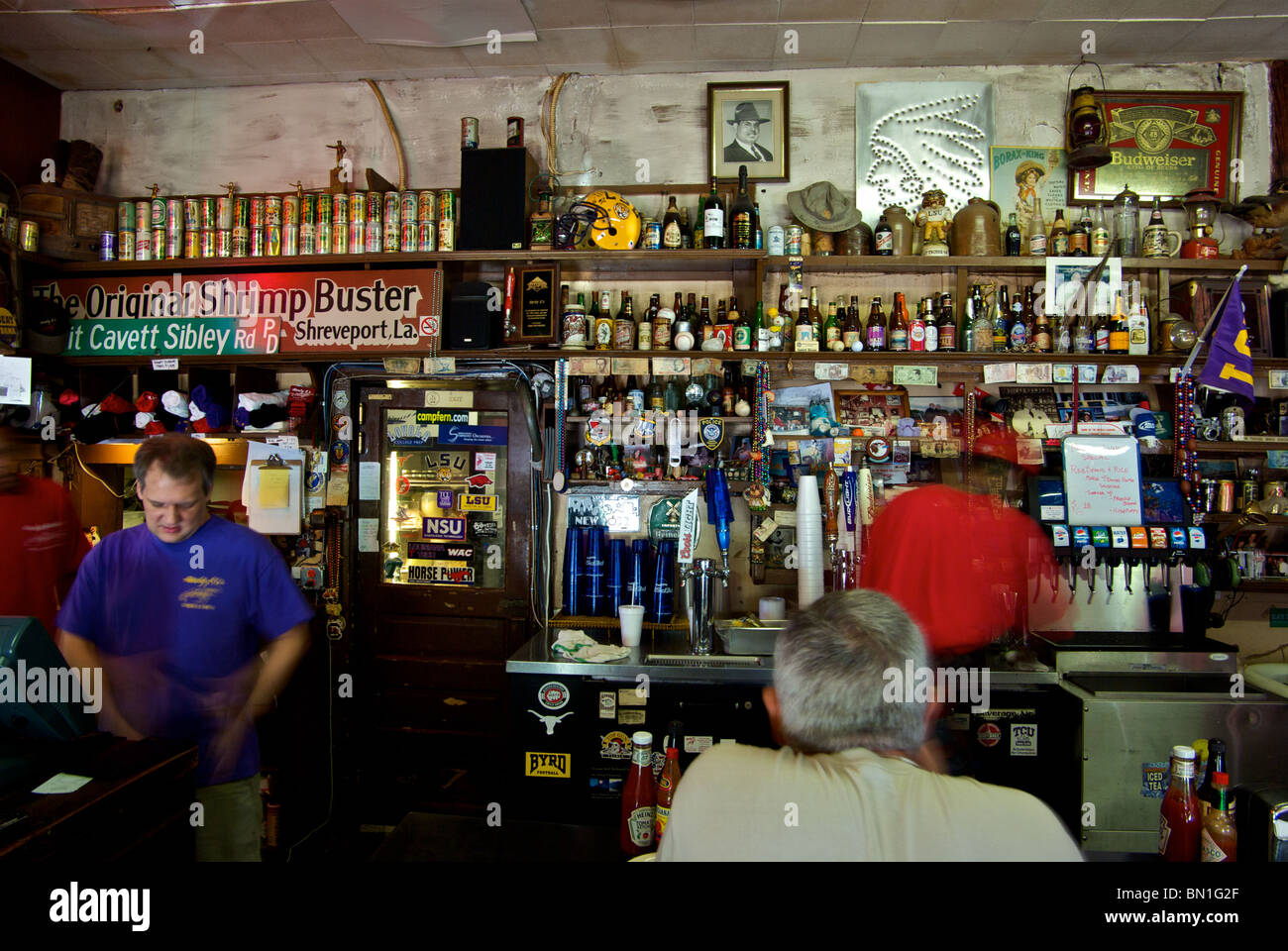 Le personnel et les clients à faible vitesse d'obturation de flou à Herby K's Diner à Shreveport la cuillère graisseuse Americana funky Banque D'Images Le personnel et les clients à faible vitesse d'obturation de flou à Herby K's Diner à Shreveport la cuillère graisseuse Americana funky Banque D'Images