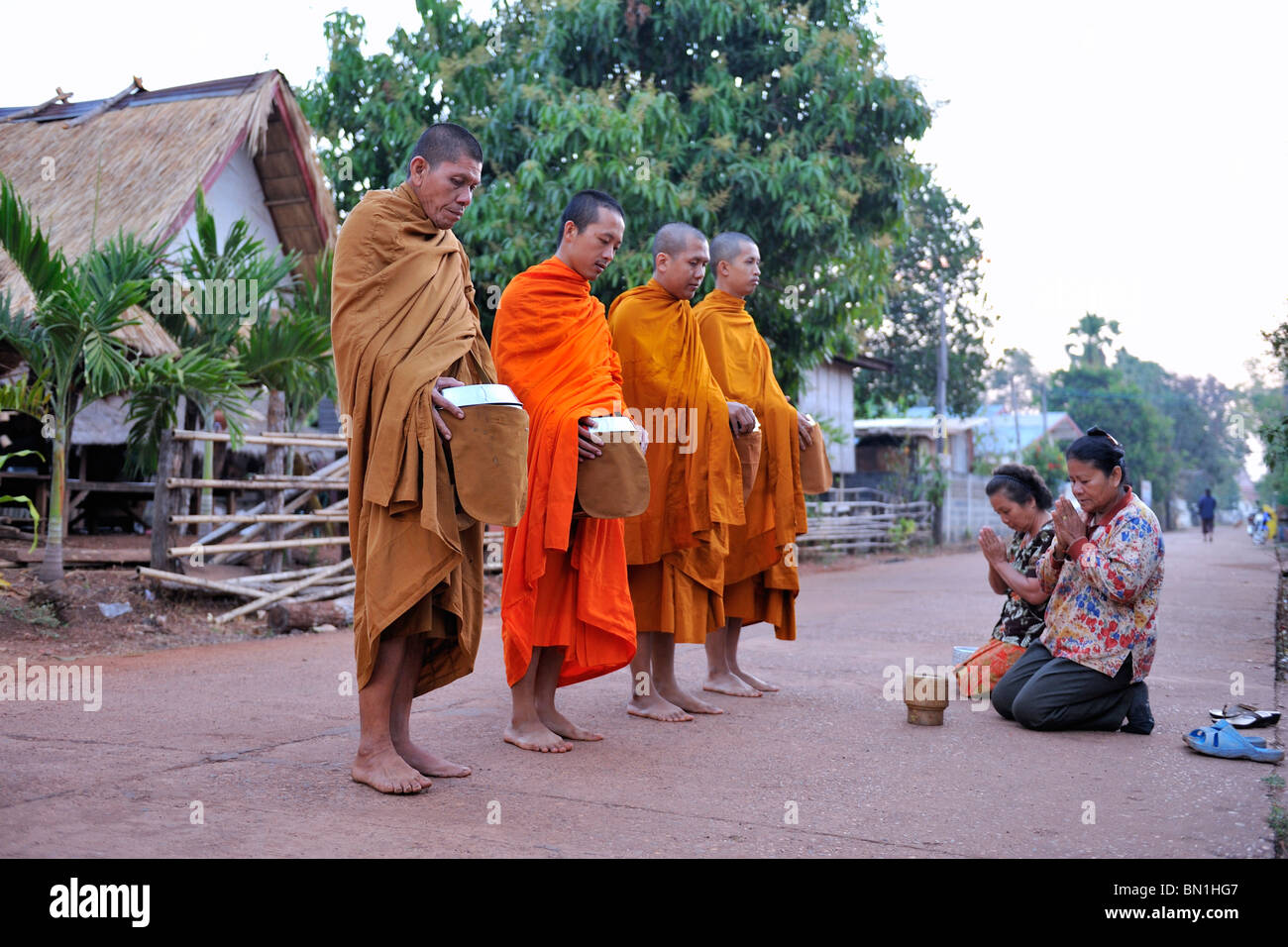 Les moines bouddhistes, recueillir leurs aumônes au nord-est de la Thaïlande. Banque D'Images