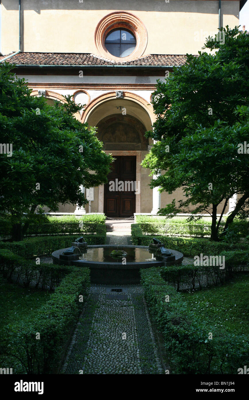Cloître, église Santa Maria delle Grazie, Milan, Lombardie, Italie Banque D'Images