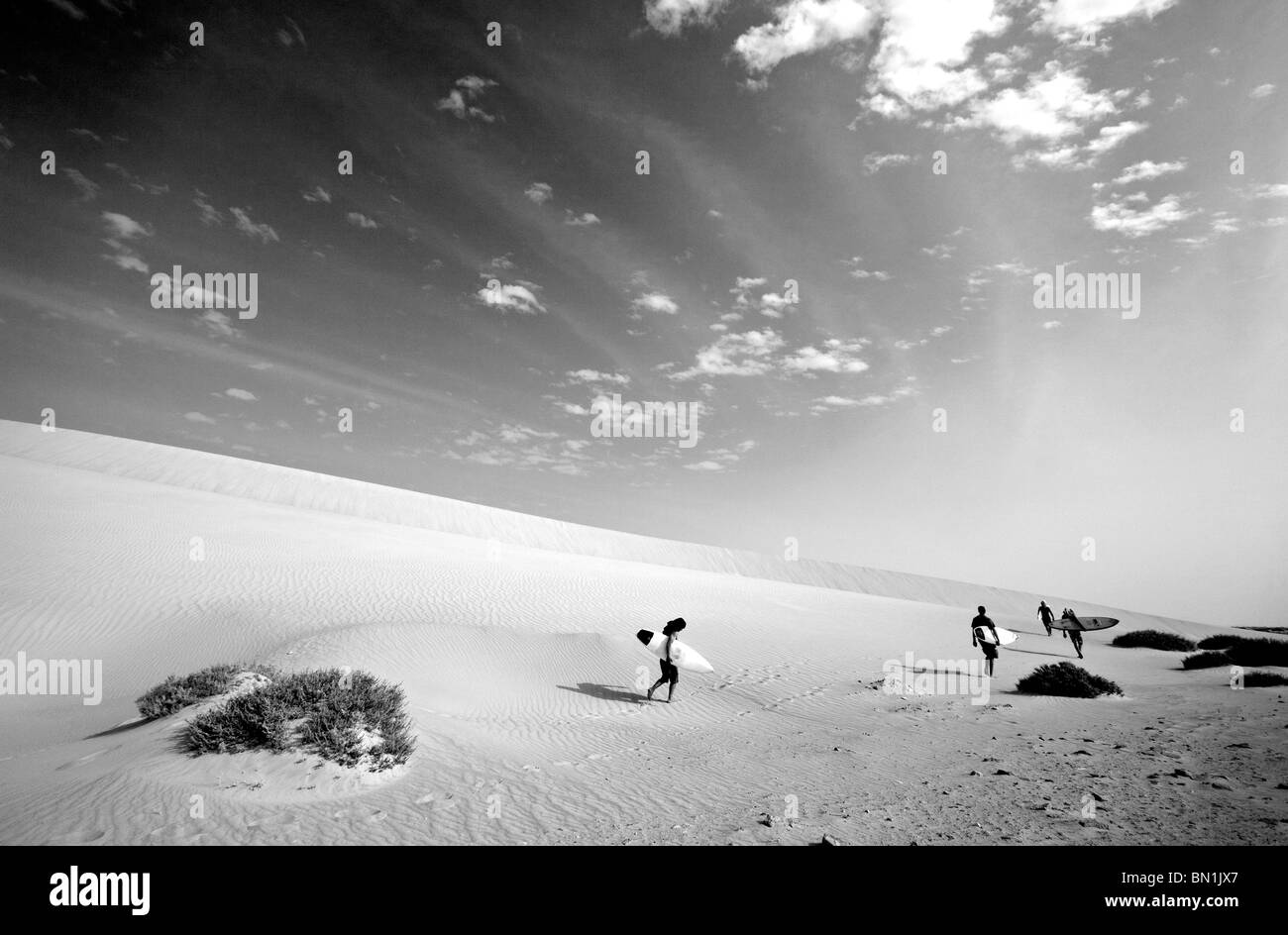 La Mauritanie, Péninsule de Nouadhibou, les surfers de marcher dans le désert du Sahara. Banque D'Images