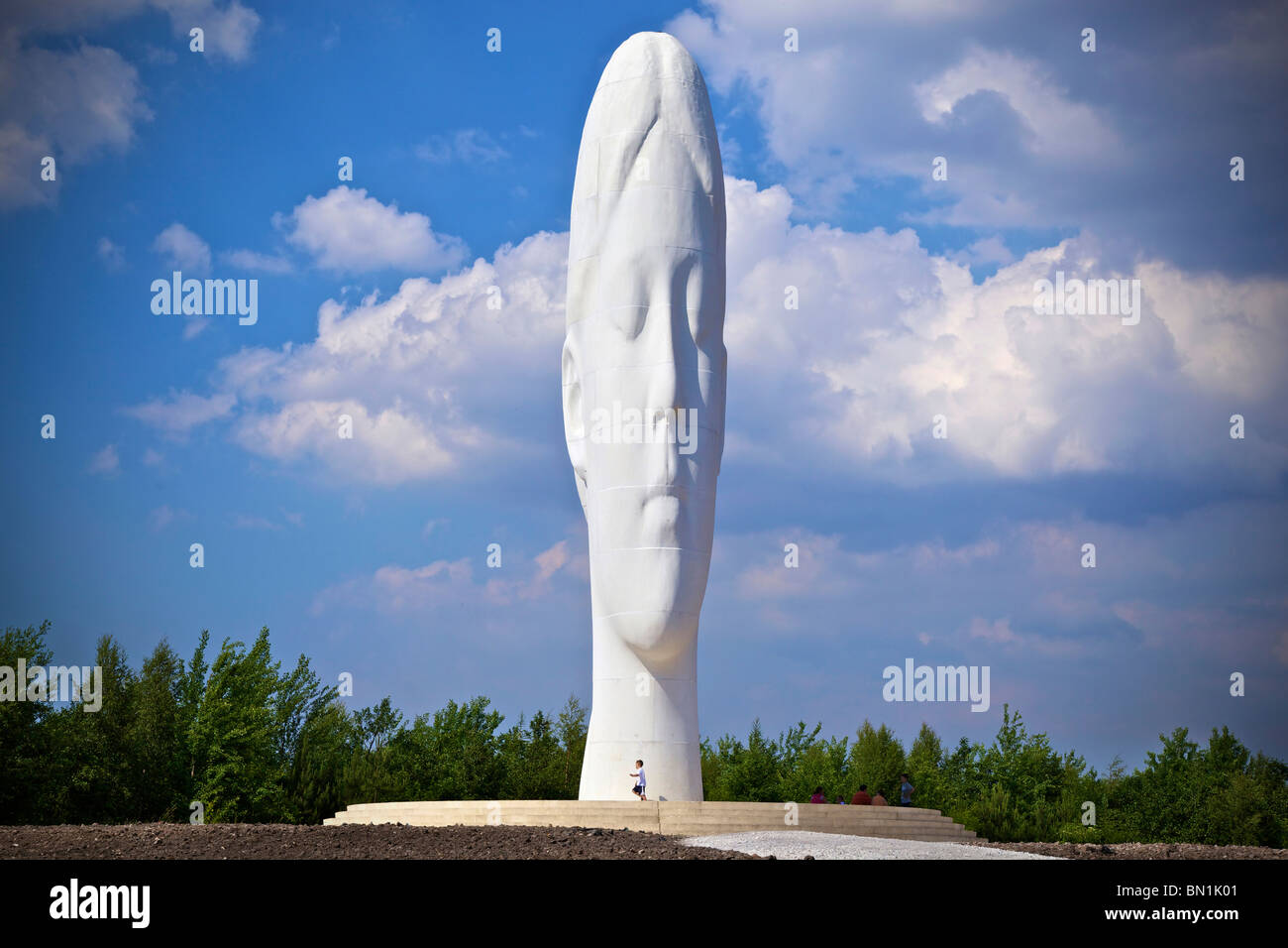 La statue de rêve d'une jeune fille à la tête de l'ancien site de la mine de Sutton Manor à St Helen's Merseyside. Banque D'Images