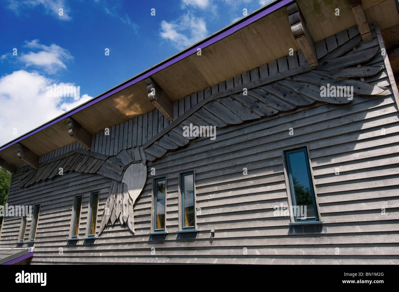 Le centre de visiteurs à Nant Bwlch yr Arian avec une image de la célèbre red kites qui occupent la nature park. Banque D'Images